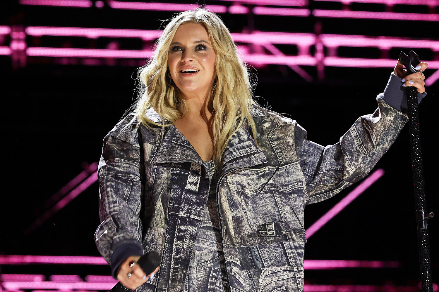 Kelsea Ballerini reveals her on-tour meals and reviews Chase Stokes’ cooking skills