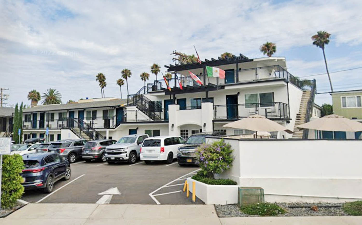 San Diego hotel clerk stabs guest before driving off pier
