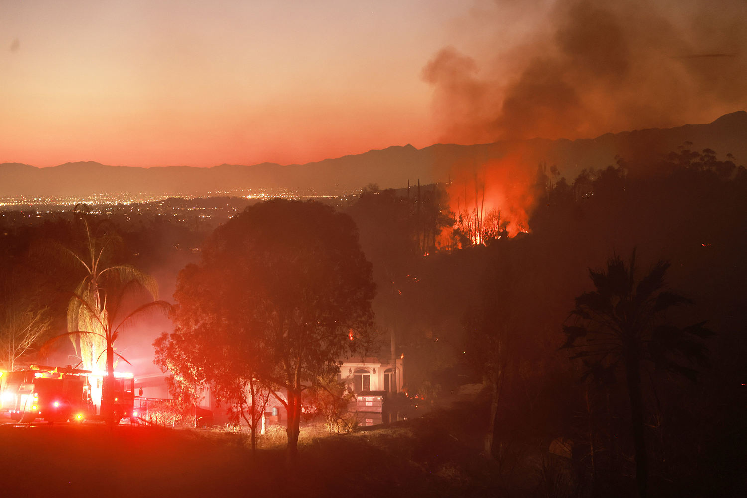 Western wildfires destroy homes, pollute air amid persisting heat waves