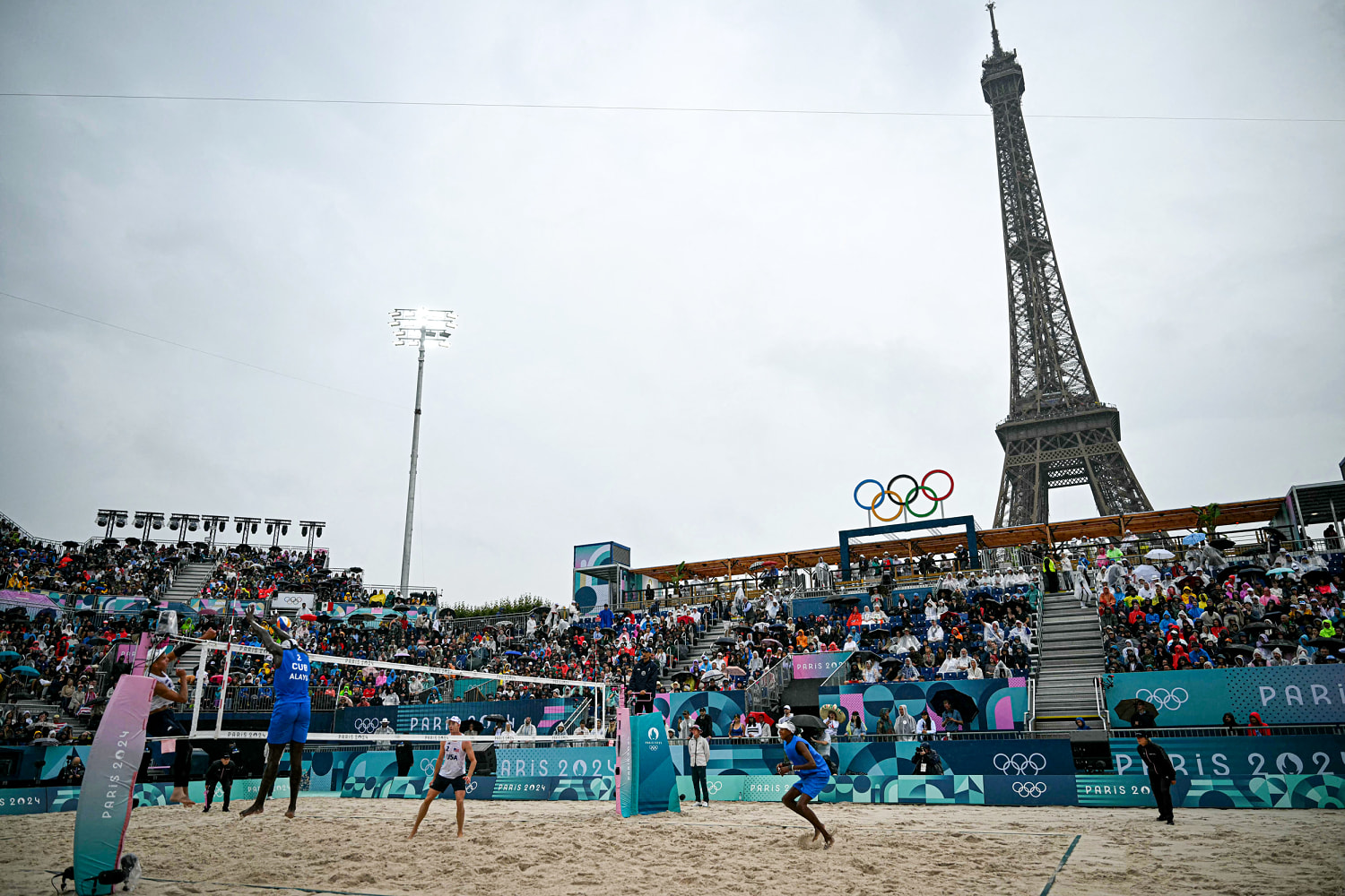 Beach volleyball begins under the Eiffel Tower despite the torrential rains