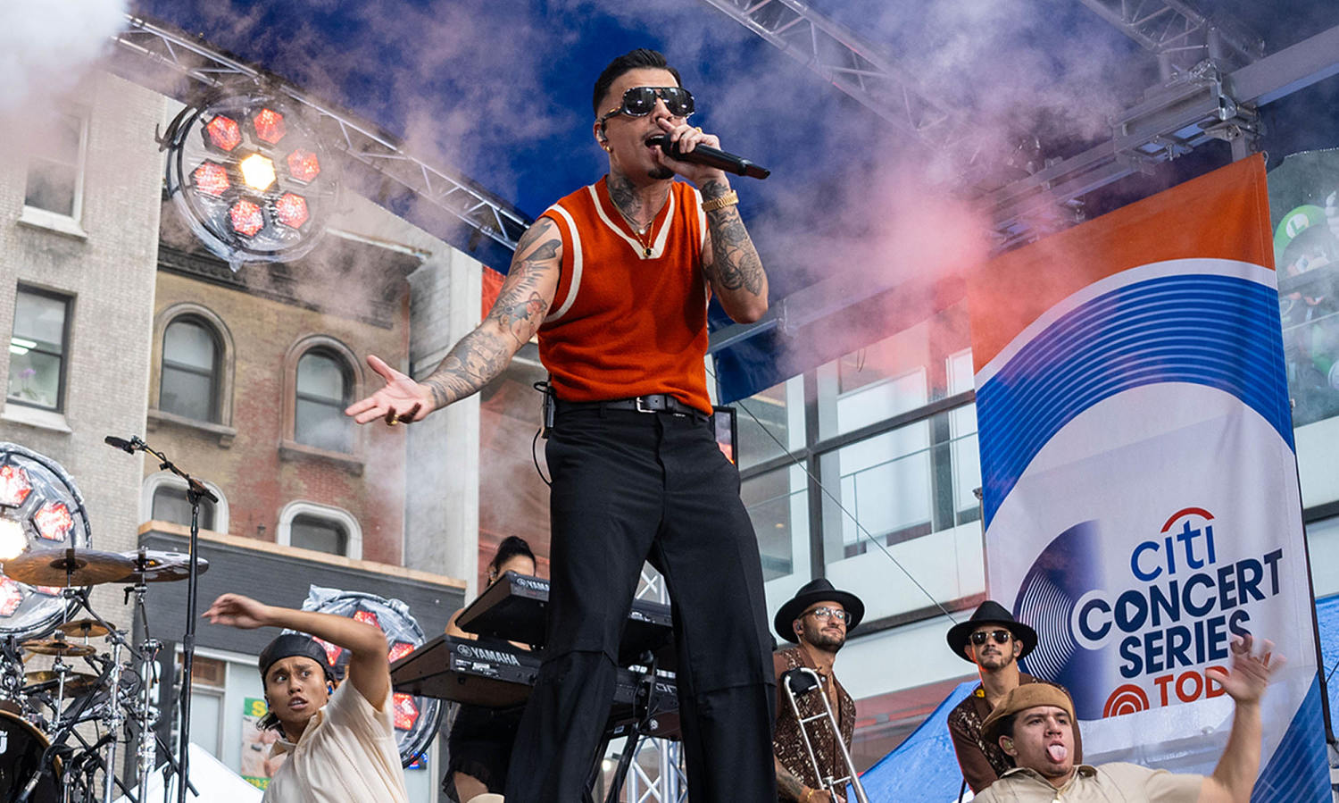 Rauw Alejandro premieres new song 'Déjame Entrar' exclusively on TODAY