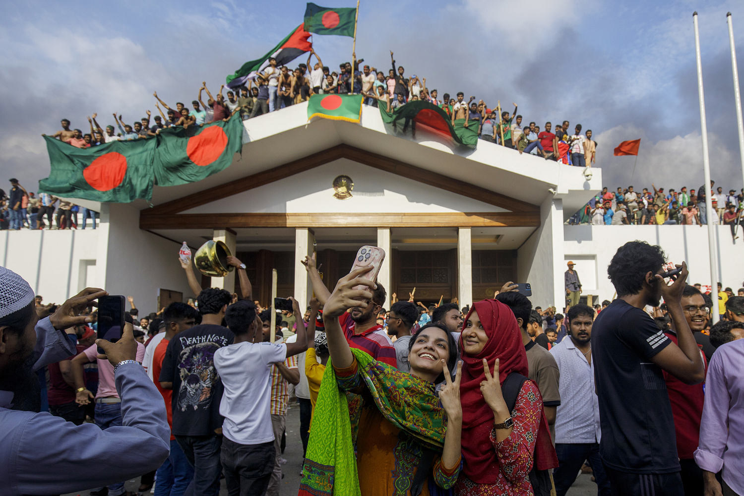 Bangladesh protesters call on Nobel laureate Muhammad Yunus to lead