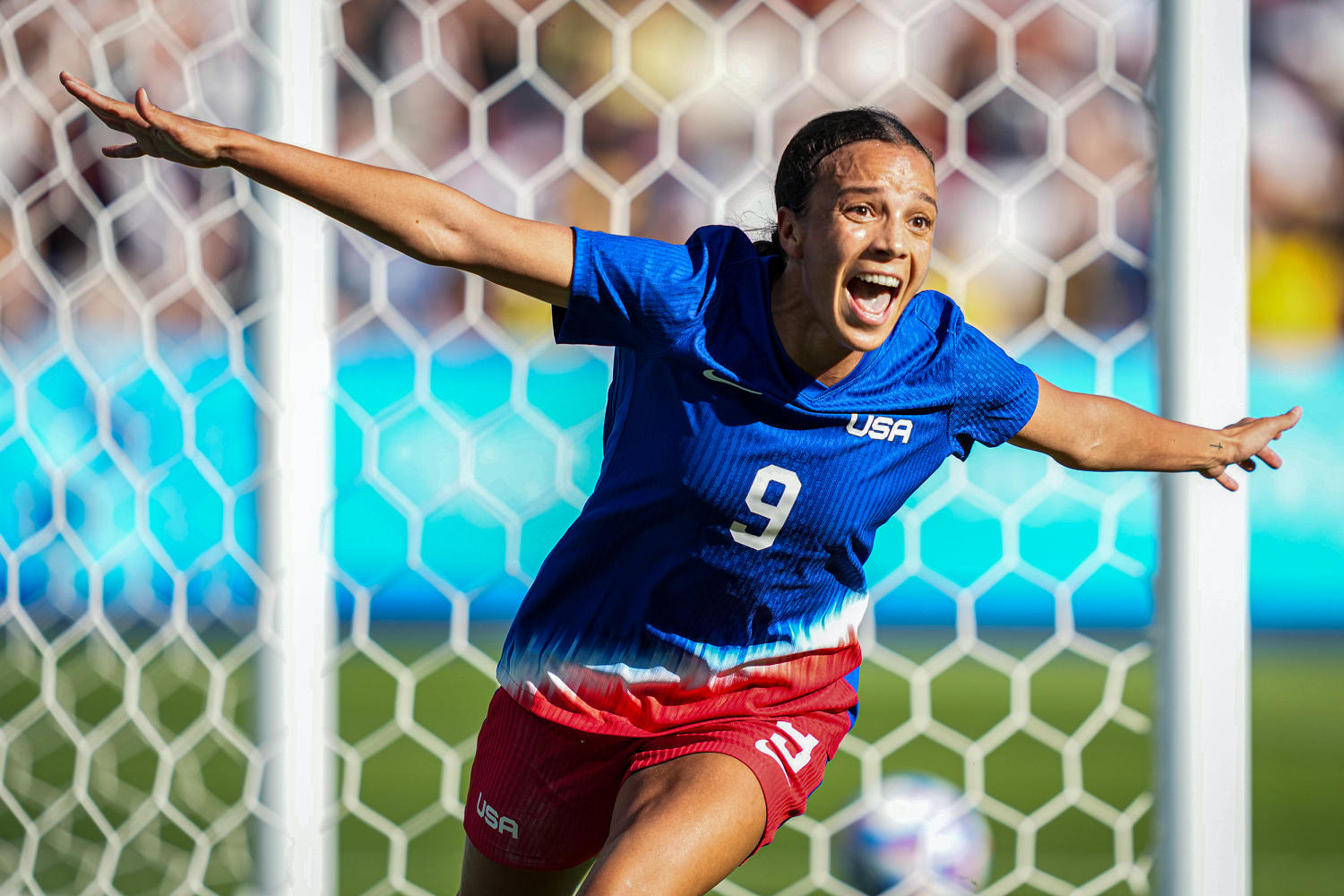 Golden Girls: U.S. defeats Brazil 1-0 to win Olympic gold in women's soccer