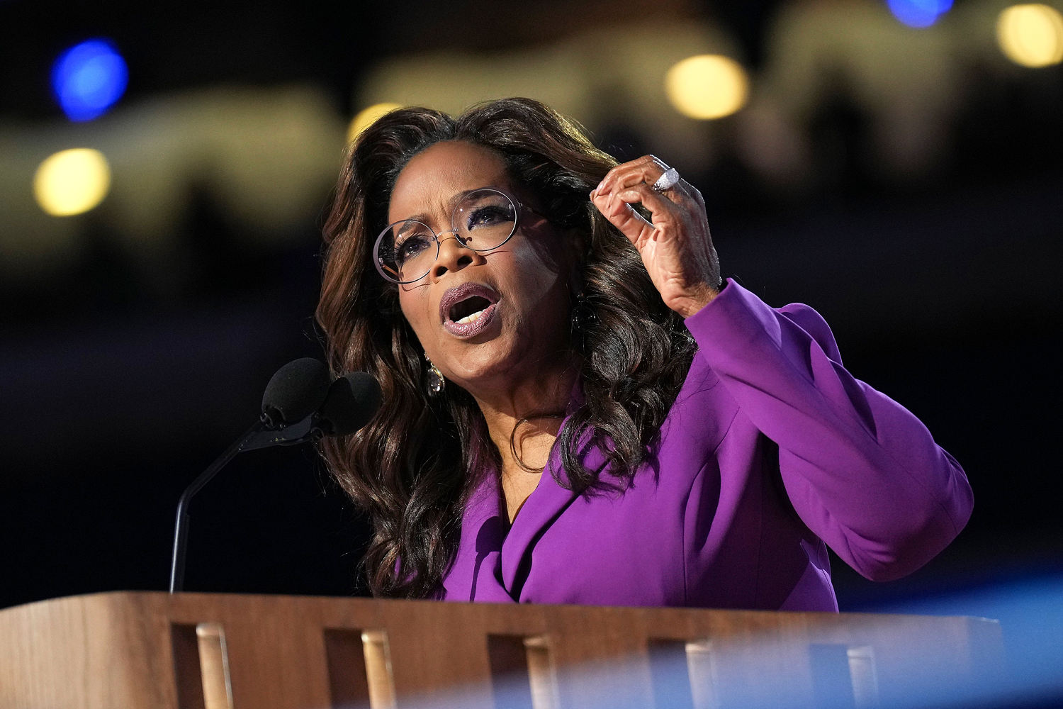 In a surprise appearance, Oprah rallies the Democratic convention