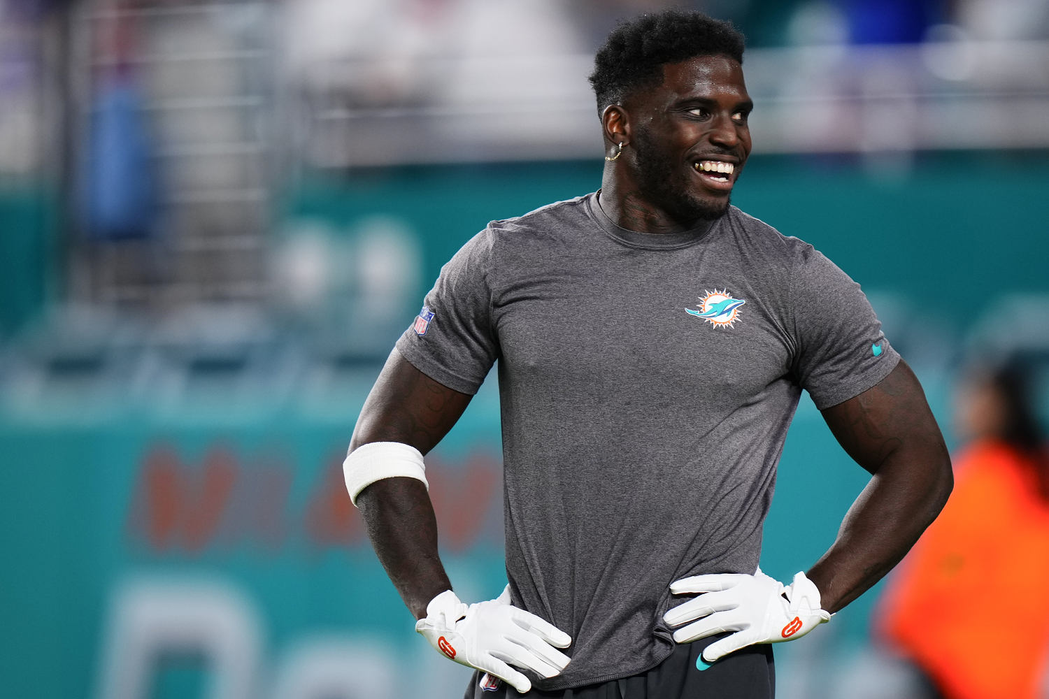 Dolphins wide receiver Tyreek Hill detained by police for traffic violation before game