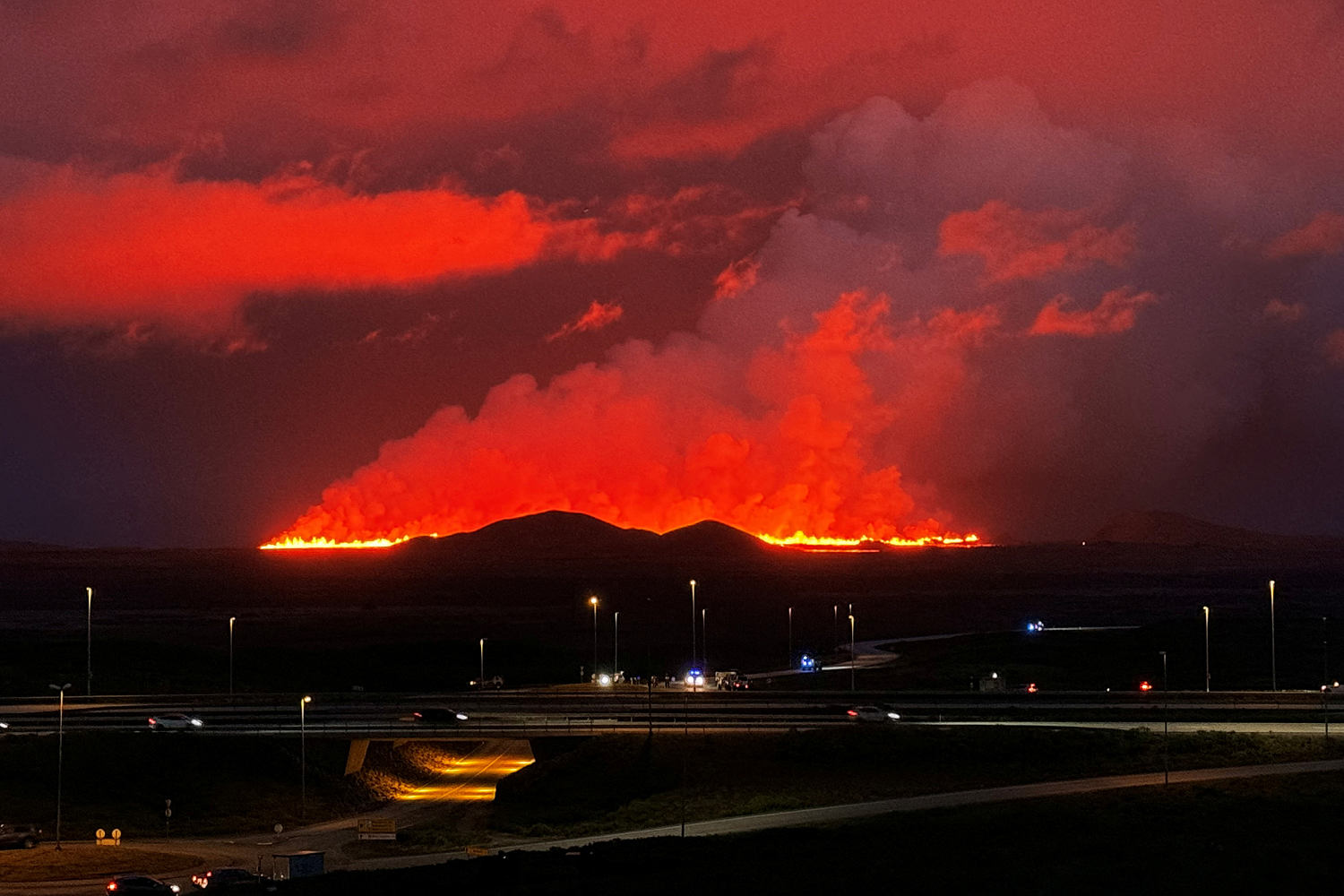 冰島火山自12月以來第六次噴發，噴出熔岩噴泉