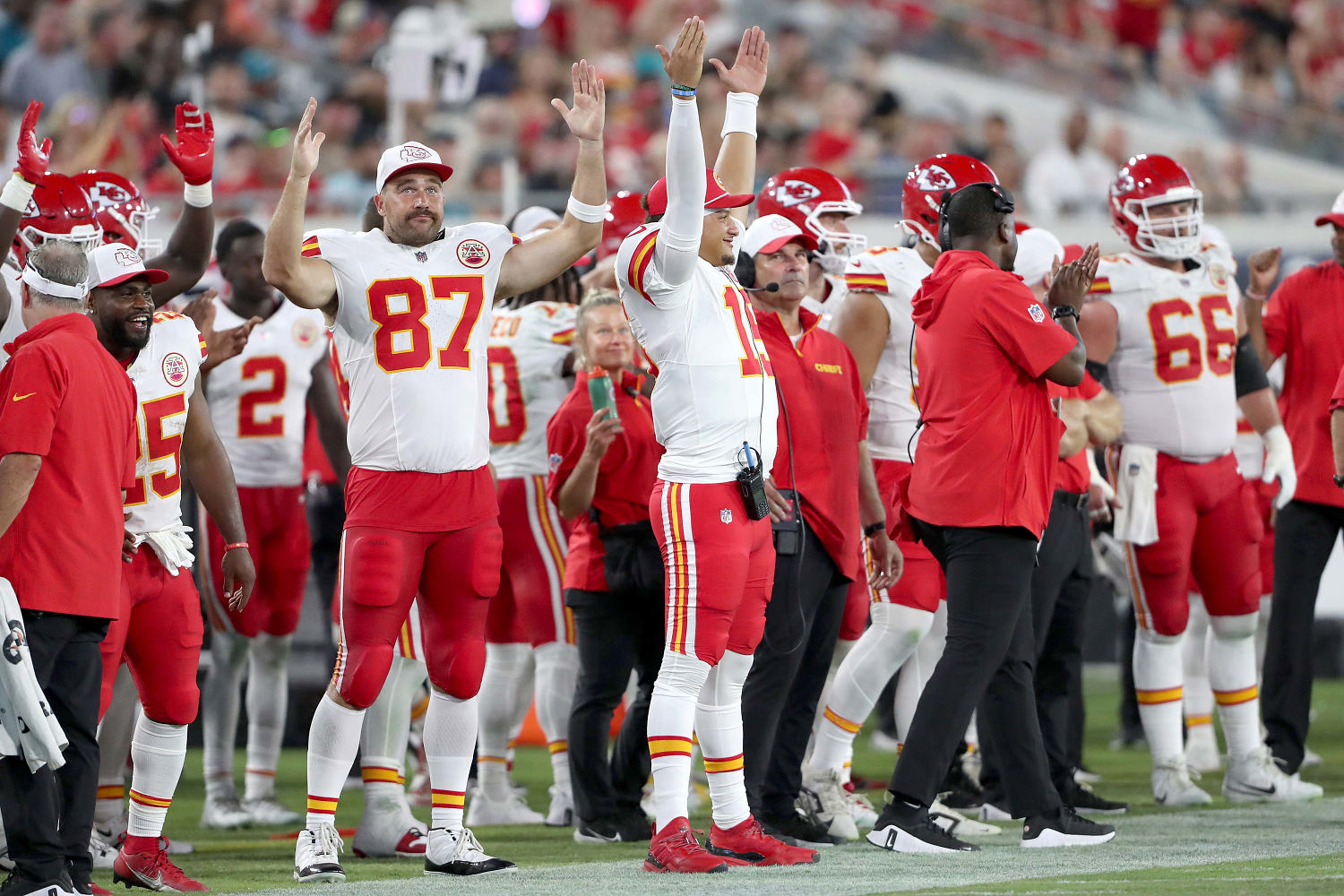 Chiefs’ Patrick Mahomes completes behind-the-back pass to Travis Kelce in preseason game