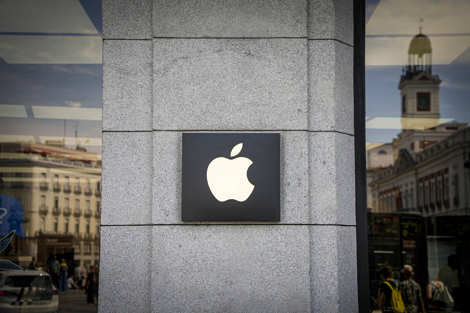 Apple is in talks with JPMorgan for bank to take over card from Goldman Sachs