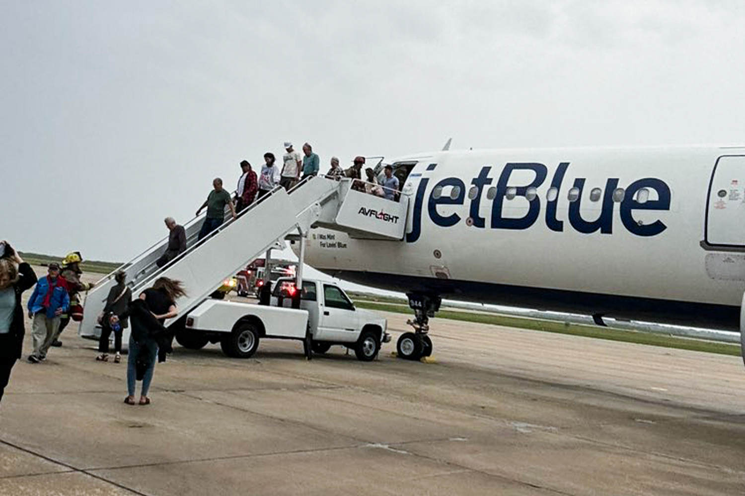 JetBlue flight makes emergency landing after smoke detected in cockpit