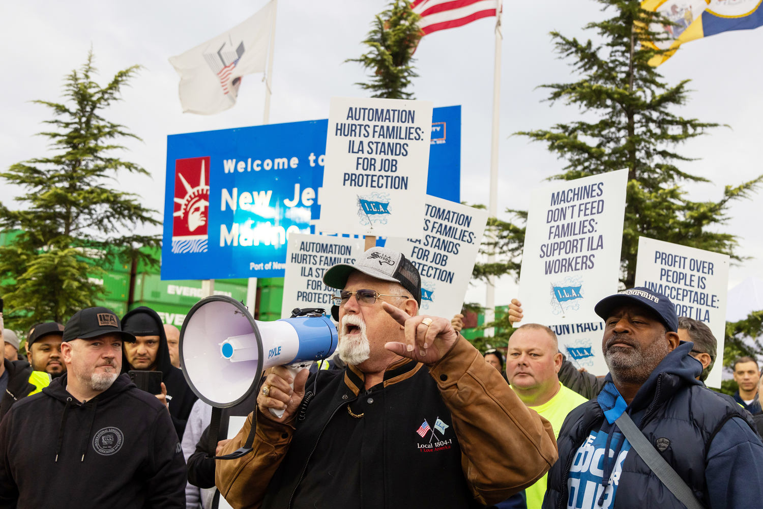 Port strikes put Democrats in a bind just weeks ahead of Election Day