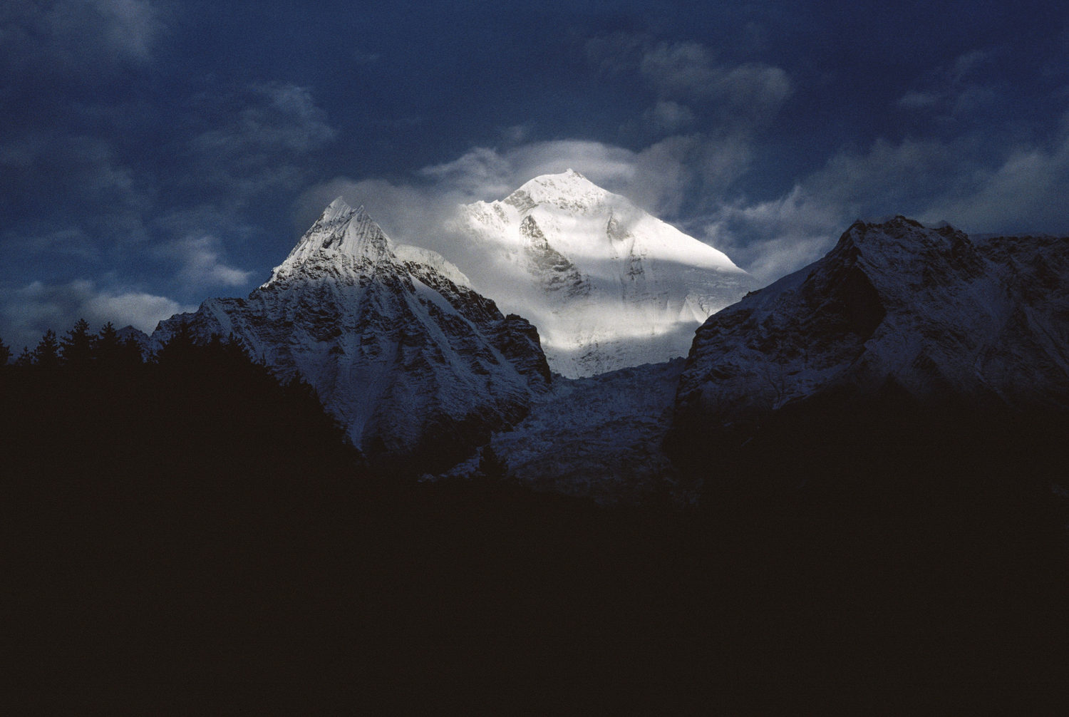 Russian climbers die on Nepal’s Dhaulagiri peak, hiking company says