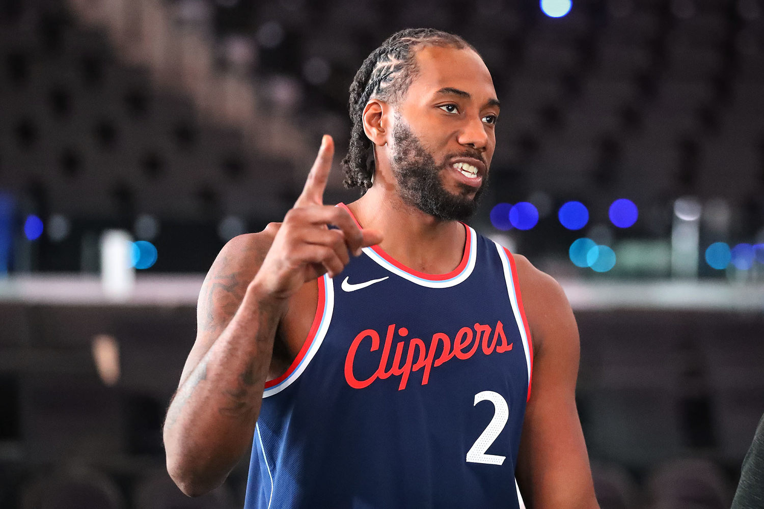 A estrela do Clippers, Kawhi Leonard, está afastada por tempo indeterminado devido a uma inflamação no joelho | DailyNerd