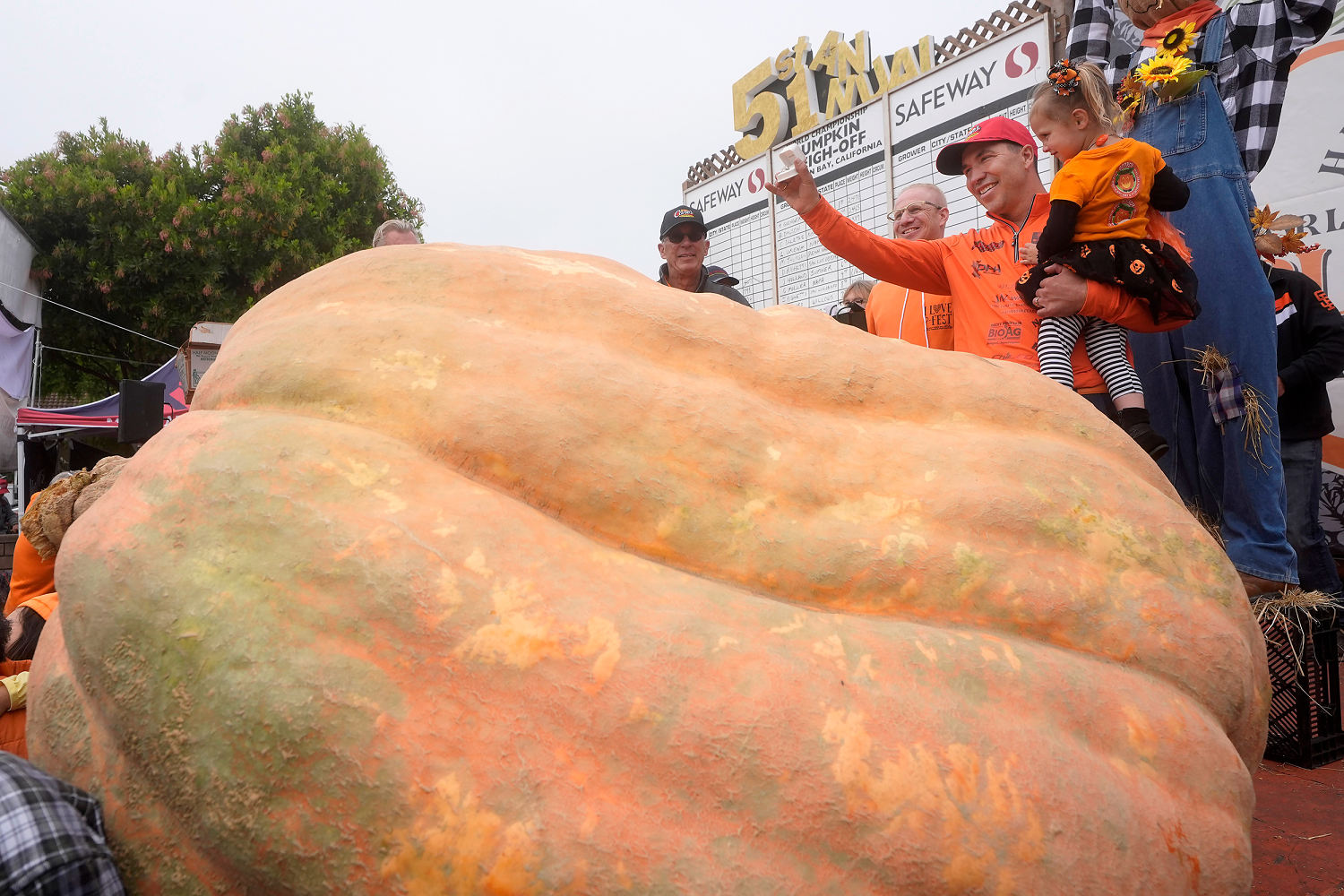 Minnesota teacher's 2,471-pound pumpkin wins California contest