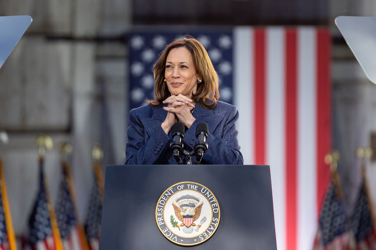 241017 kamala harris campaign wm 545p d199aa