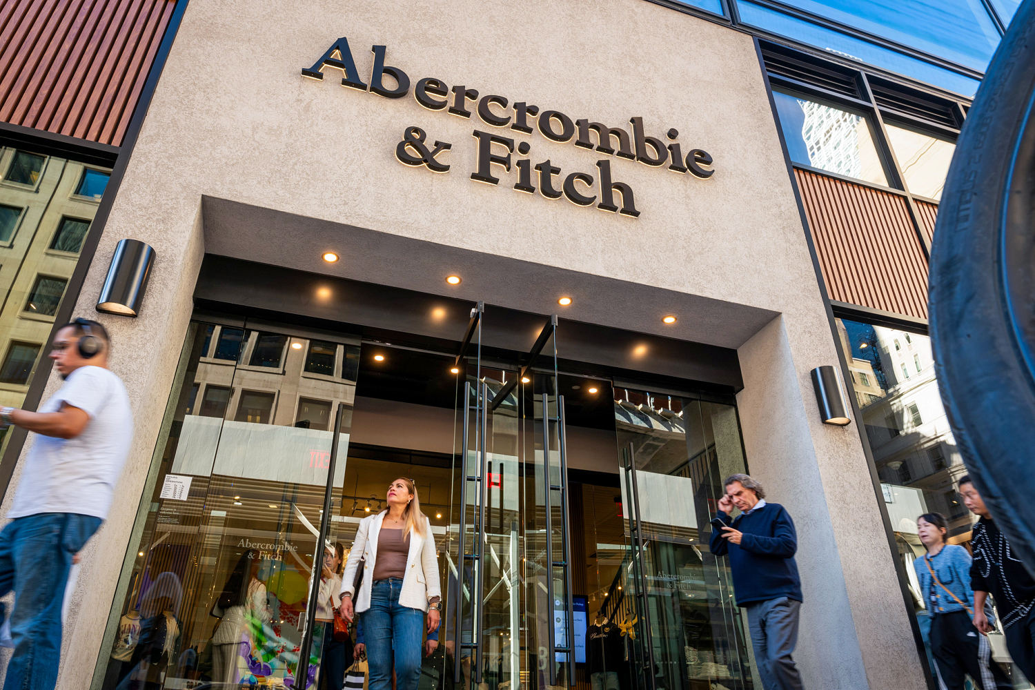 Abercrombie expects a strong holiday quarter as growth run continues