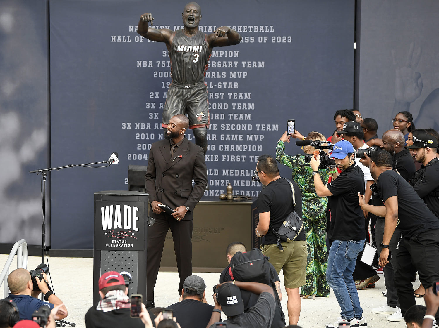 Dwyane Wade statue unveiled in Miami as fans contend it looks nothing like him