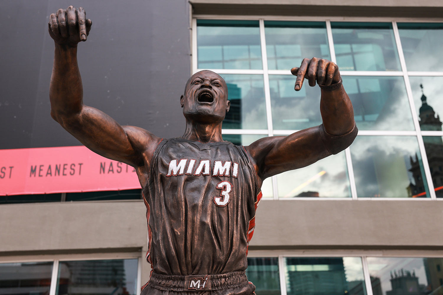 Artist behind Dwyane Wade statue defends likeness of Heat legend amid criticism