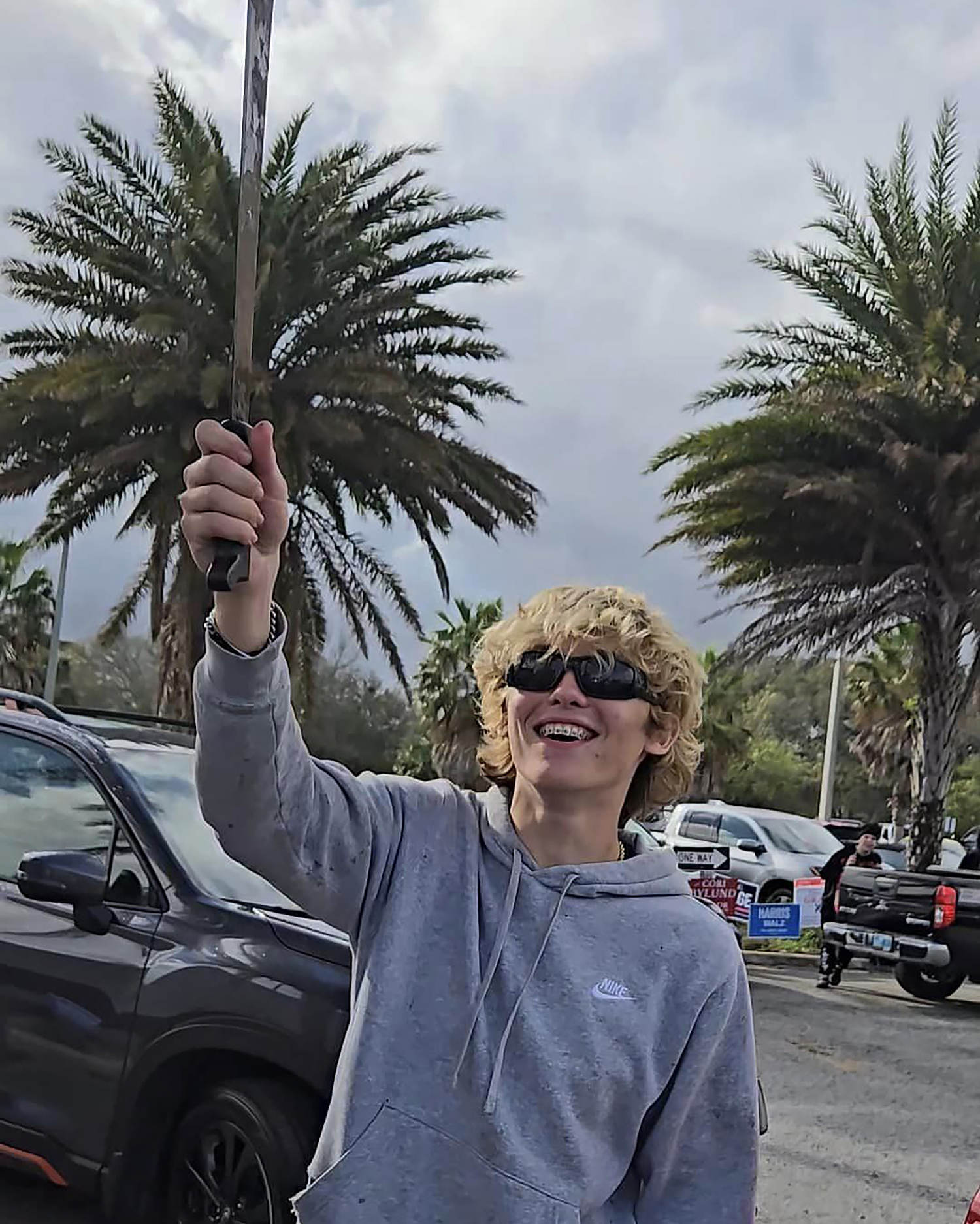 Teen with machete arrested after allegedly threatening Democratic supporters at Florida polling station