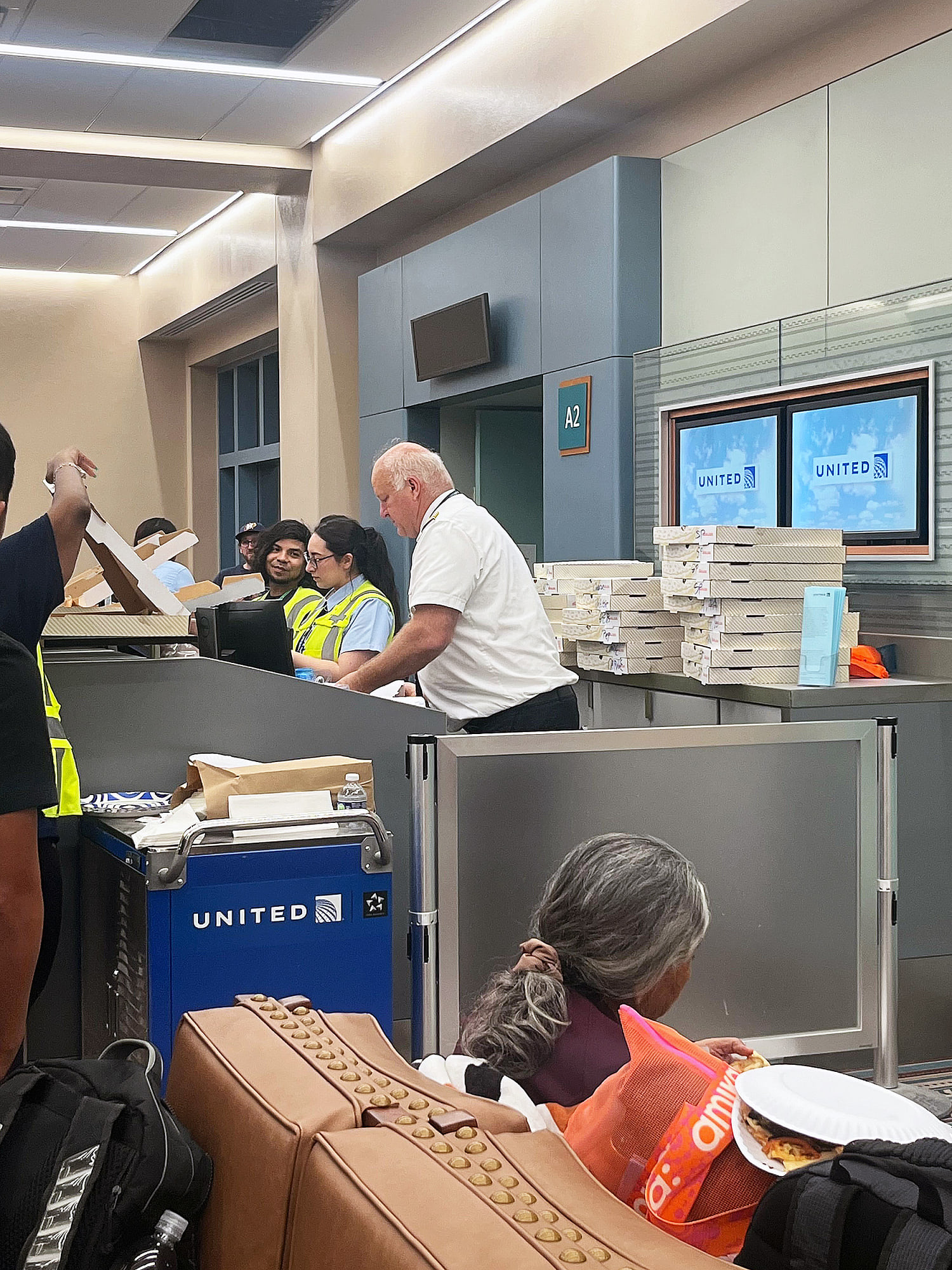 Pilot buys pizza for ‘all 150 passengers’ after emergency landing leads to 7-hour layover