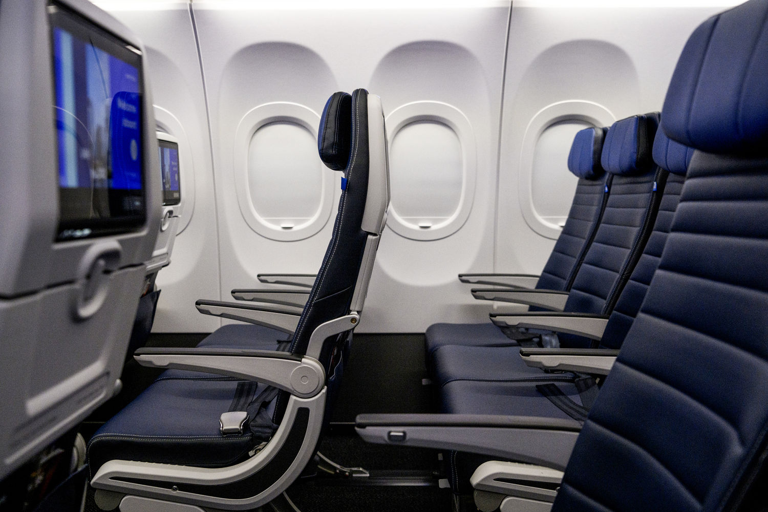 Senate report slams airlines for raking in billions in seat fees