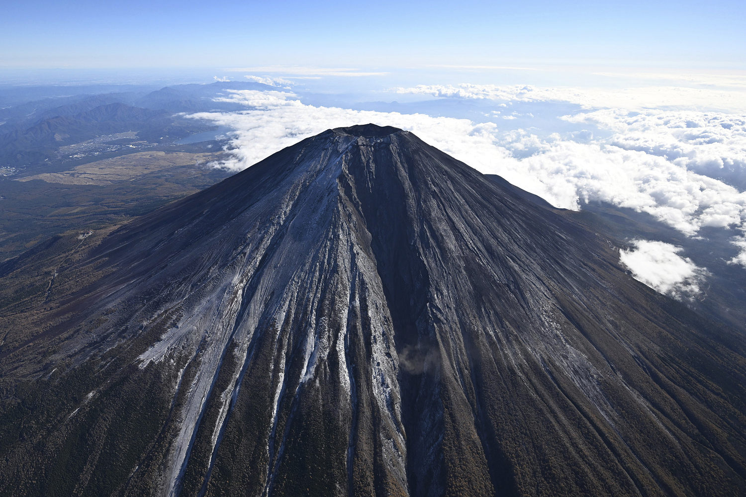 Snow finally falls on Mount Fuji, later than ever before