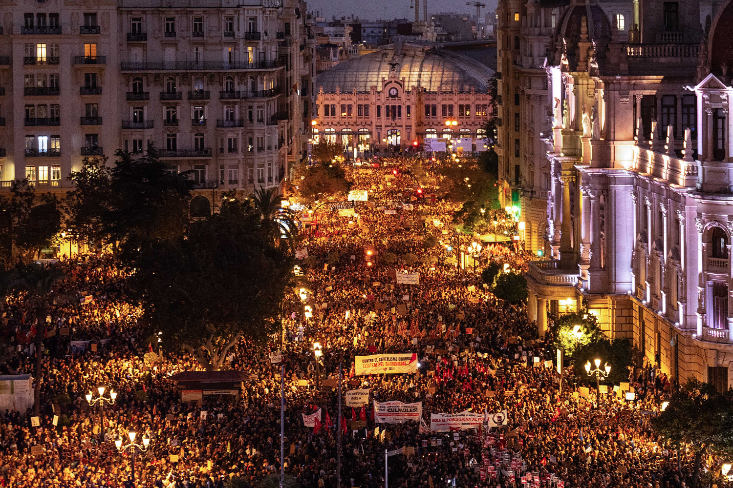 Tens of thousands of Spaniards demand the resignation of Valencia leader for bungling flood response