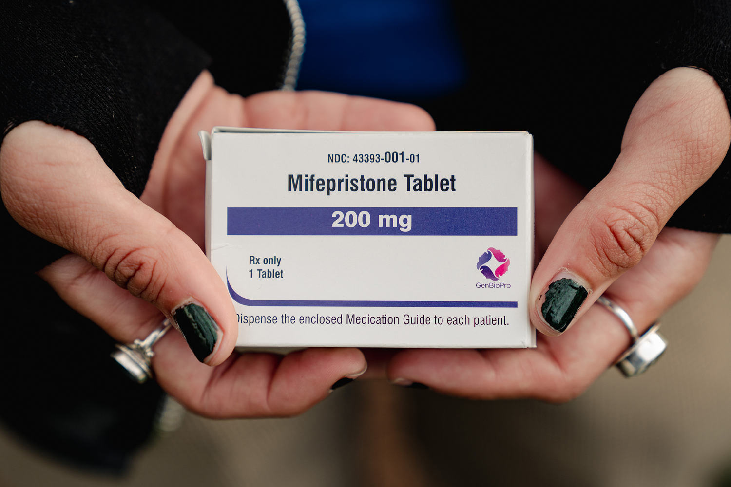 Supreme Court temporarily restores full access to abortion pill