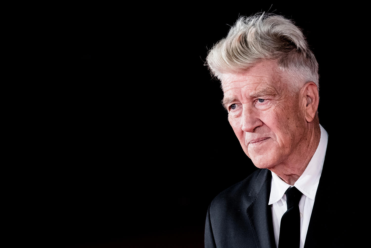 David Lynch says he began smoking at age 8, now needs supplemental oxygen for most activities