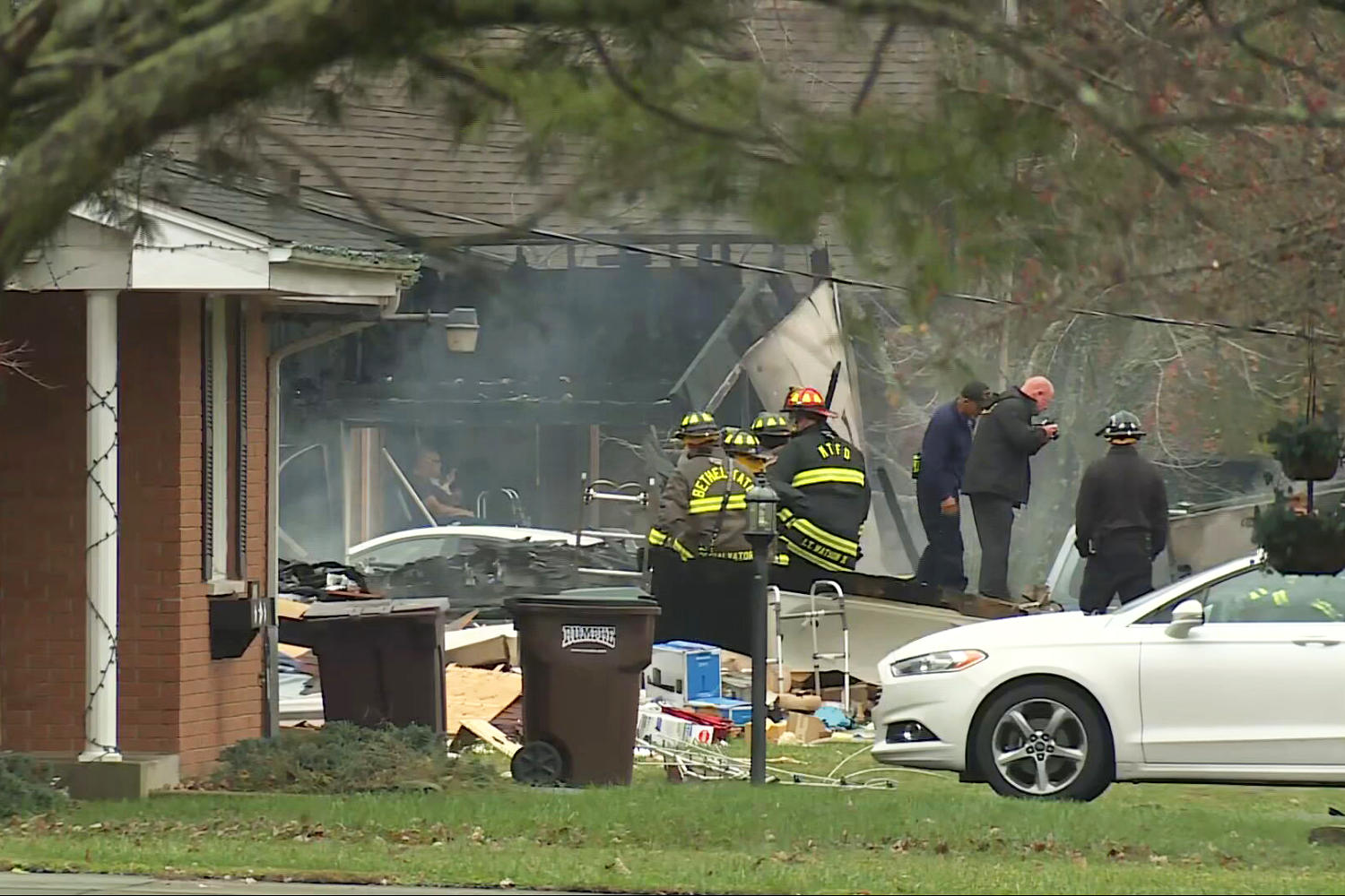 2 dead, 1 hurt after house explodes in Ohio