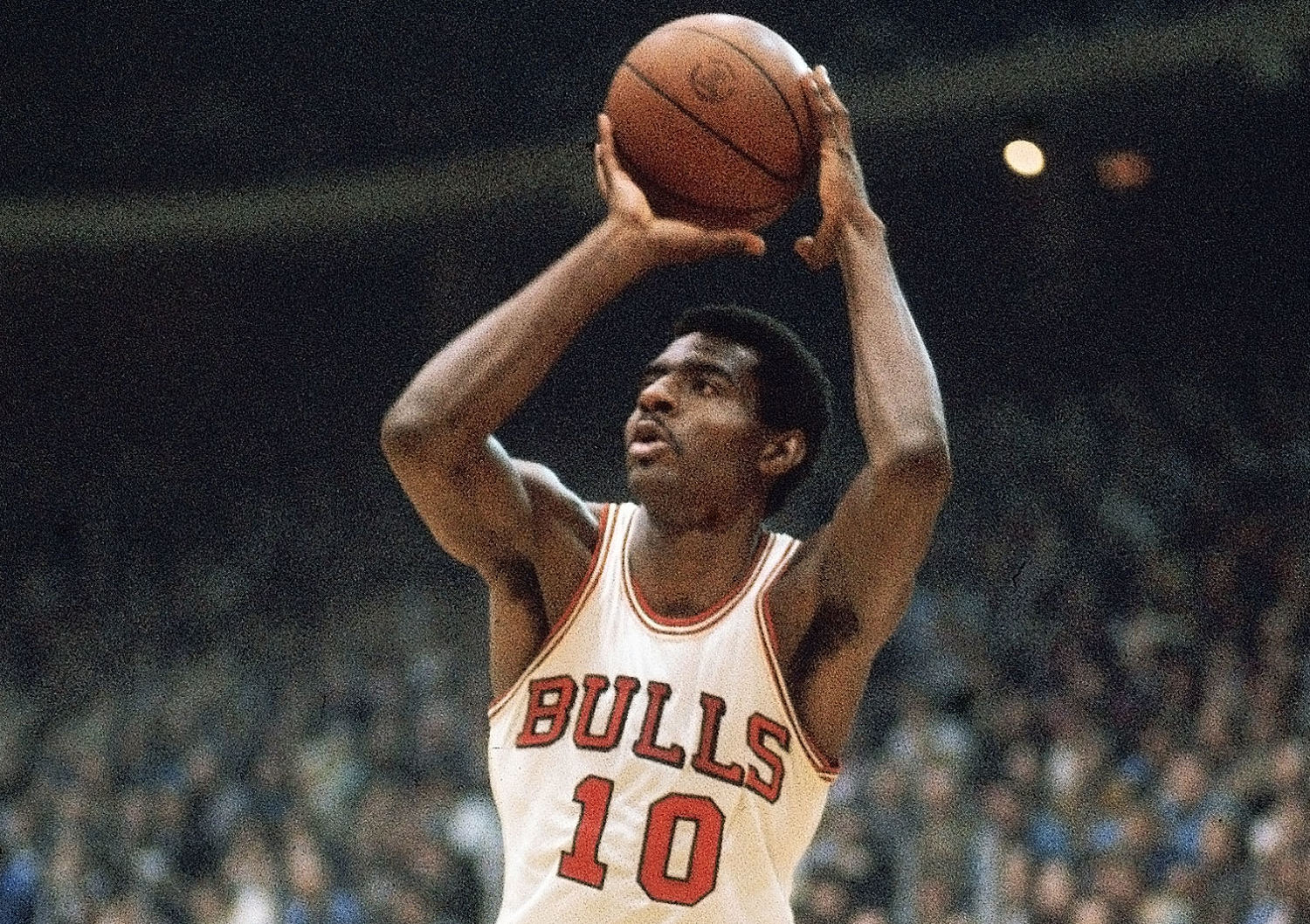 Legendary Bulls forward Bob Love dies at 81 after cancer battle