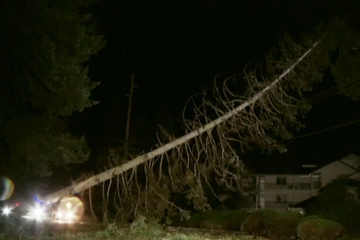 Bomb cyclone leaves 1 confirmed dead and over 500,000 without power on the West Coast