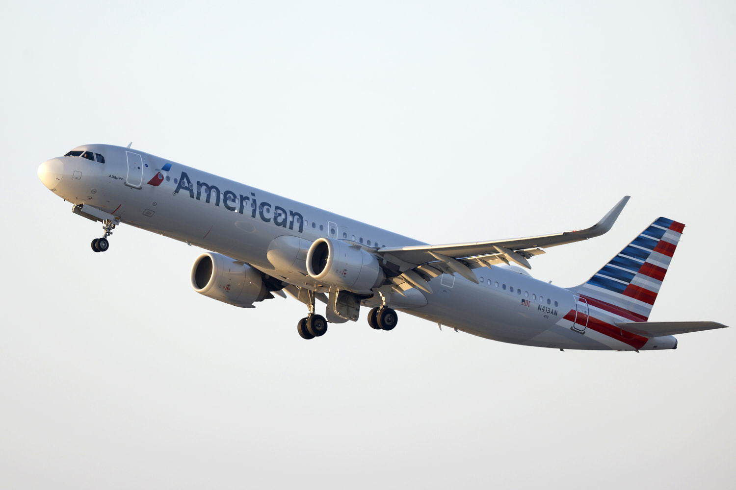 Passengers duct tape man who allegedly tried to open door during American Airlines flight