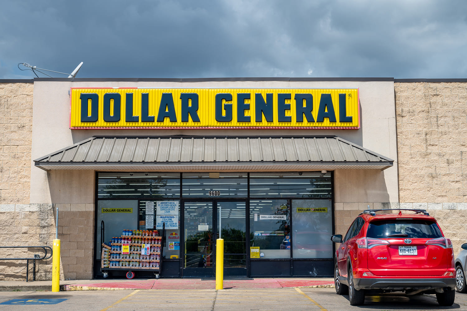 Dollar General tests same-day delivery as discounter chases Walmart