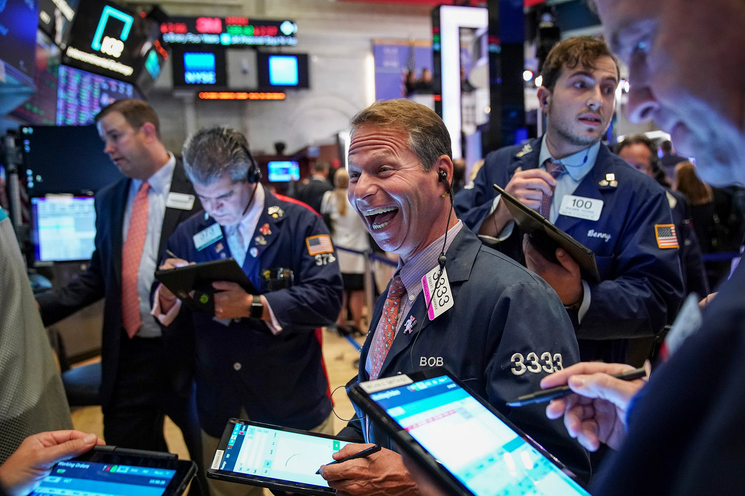 S&P 500 rises to a record close Friday, posts third straight winning week