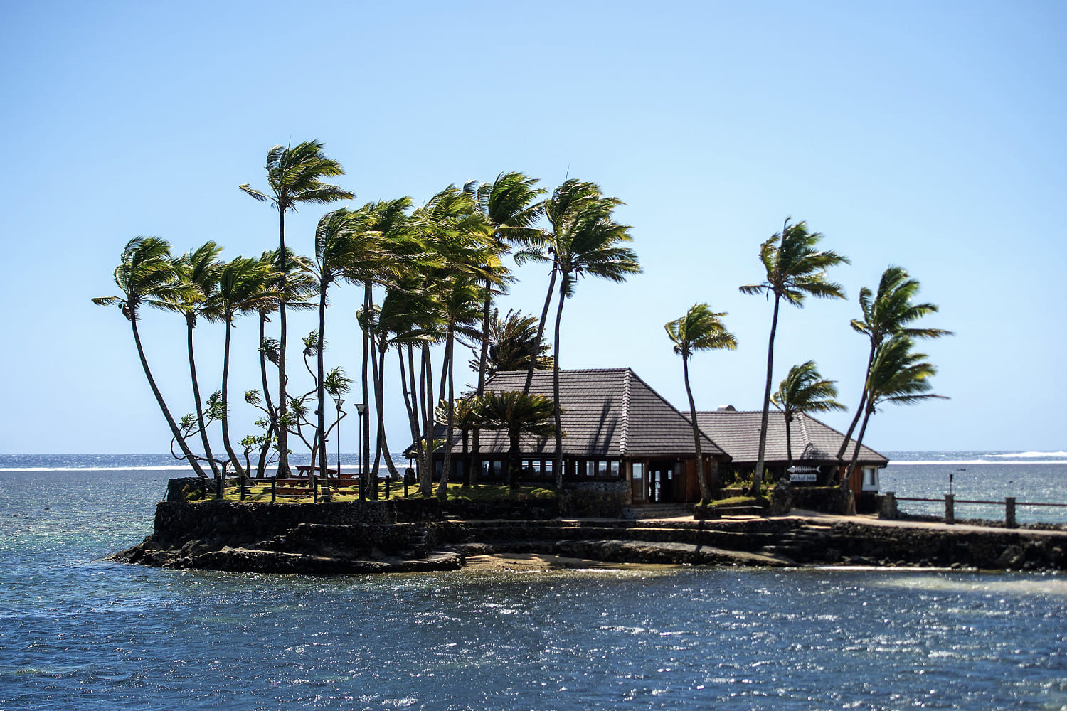 7 foreign tourists hospitalized in Fiji after suspected alcohol poisoning