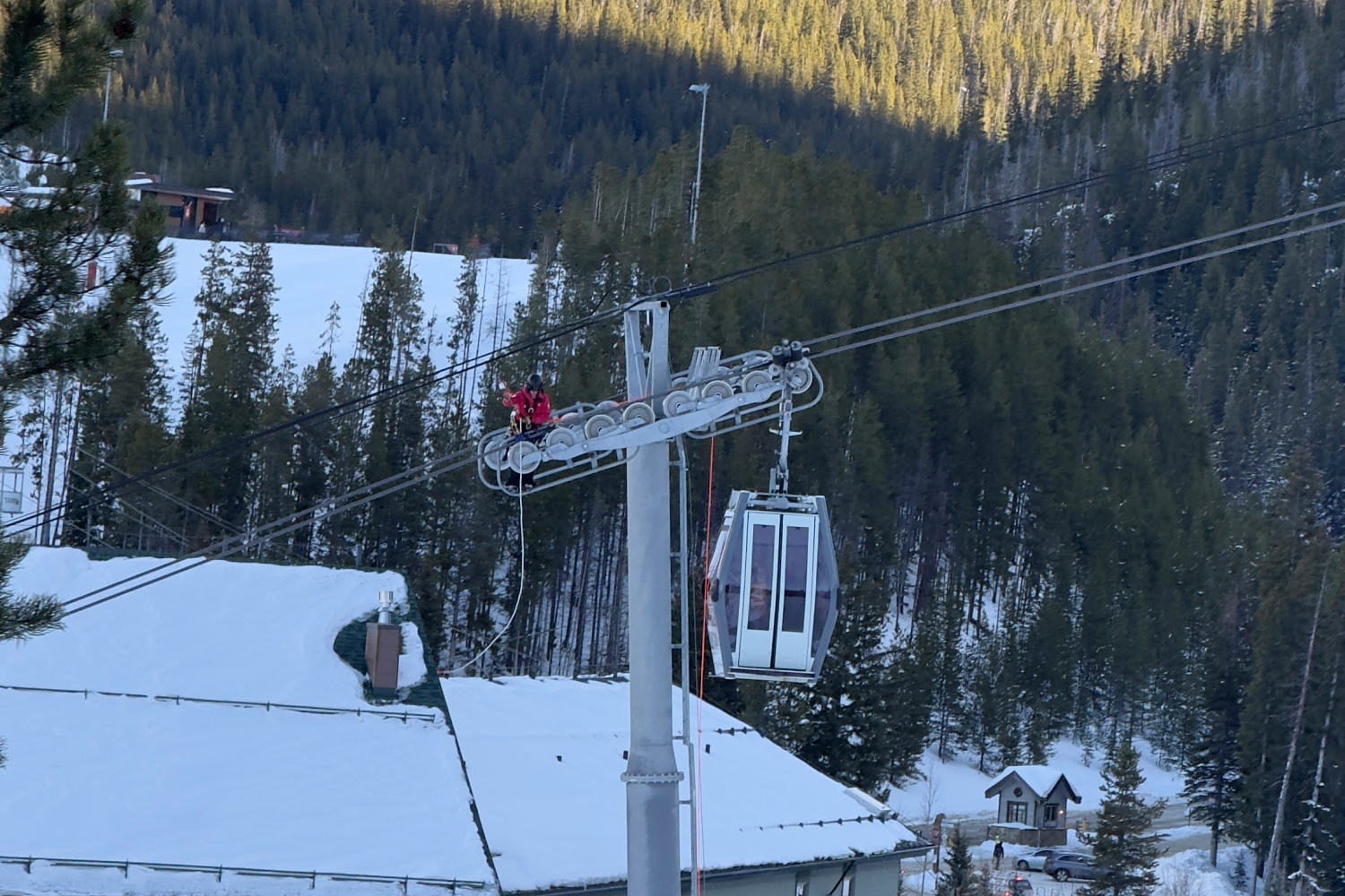 174 people rescued by rope after being stuck on Colorado ski lift gondolas for hours