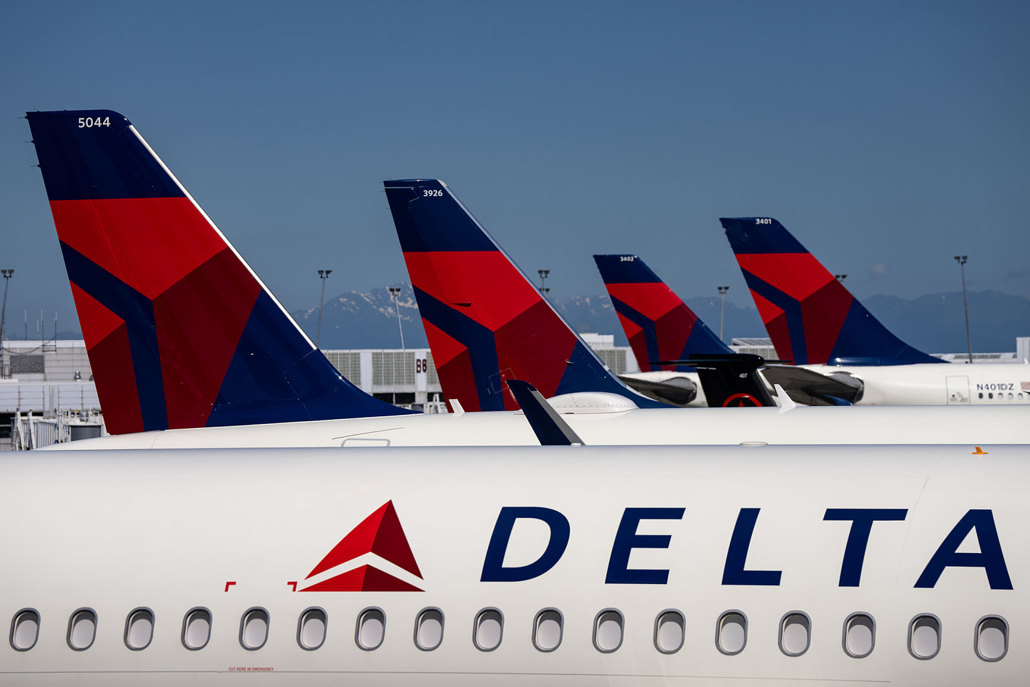 Person without ticket sneaks onto Delta flight from Seattle to Hawaii, is kicked off plane