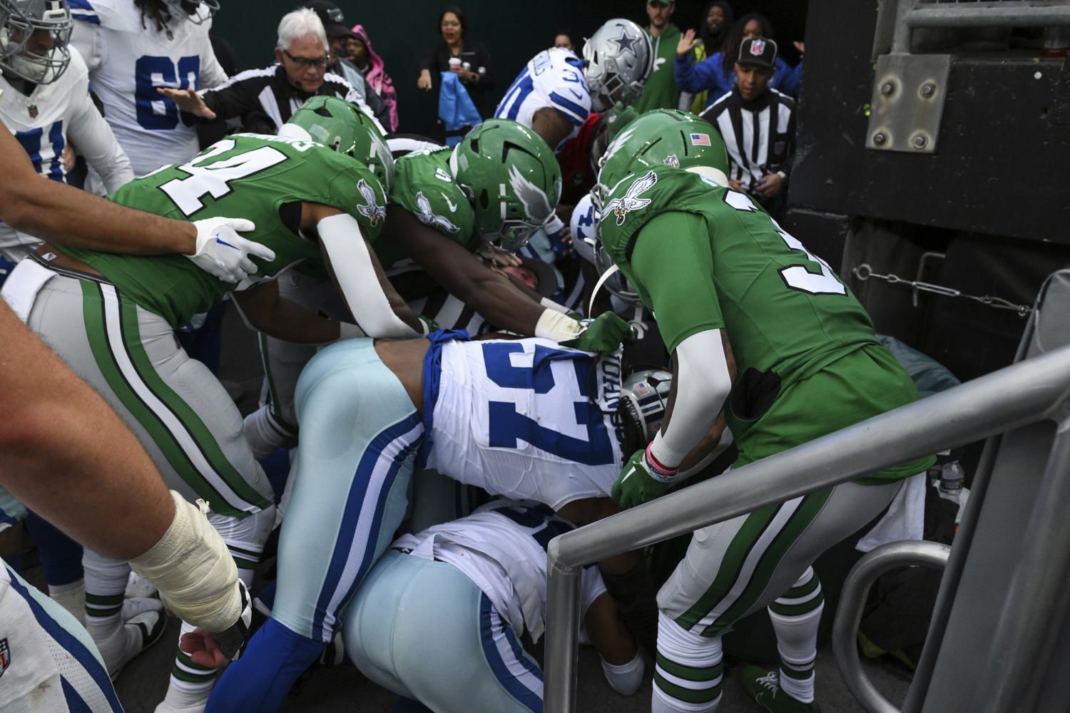 Fight mars end of Cowboys-Eagles game