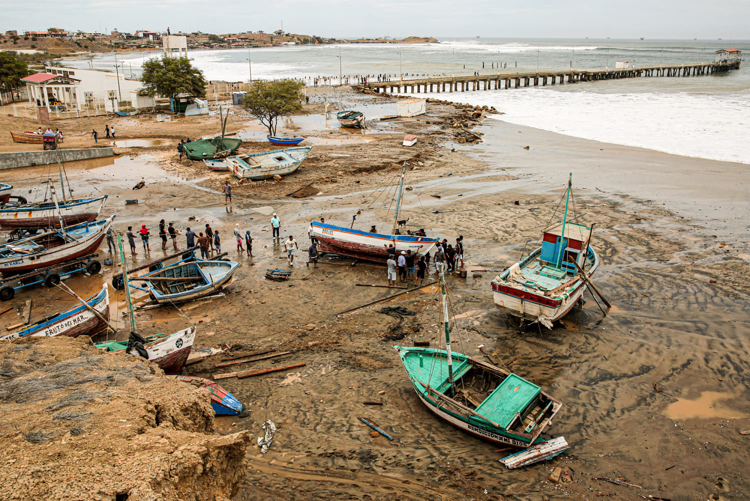 Video shows massive waves pummeling Peru's coast