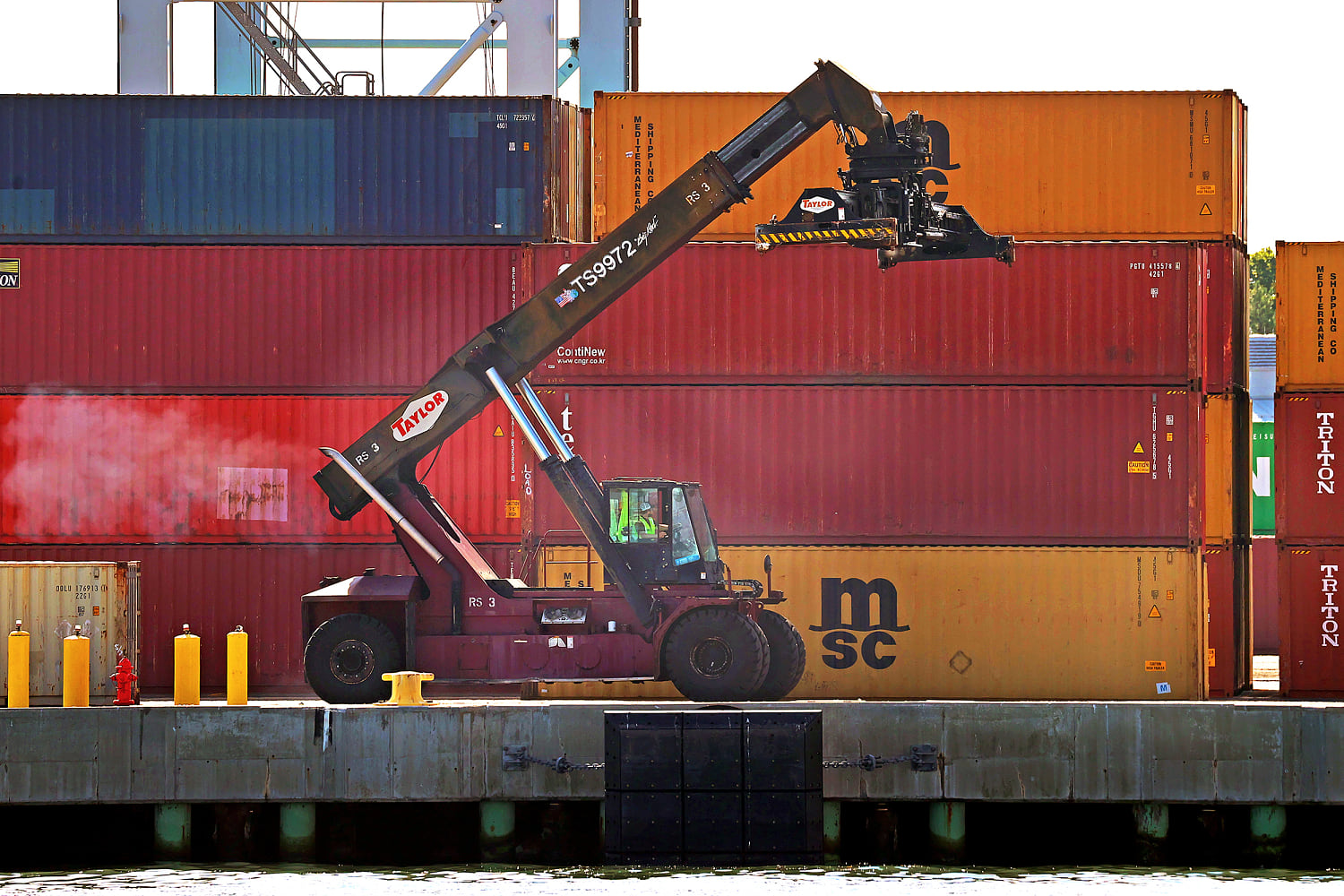 Dockworkers union, port companies reach tentative 6-year deal