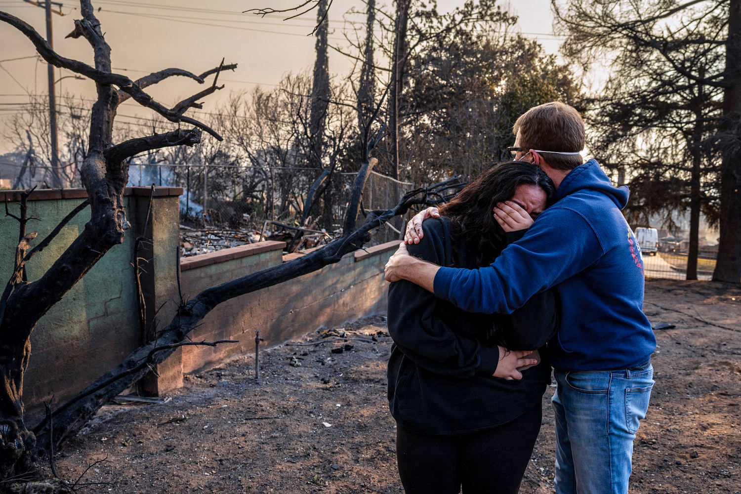 Los Angeles residents return to ashes and ruins after devastating wildfires