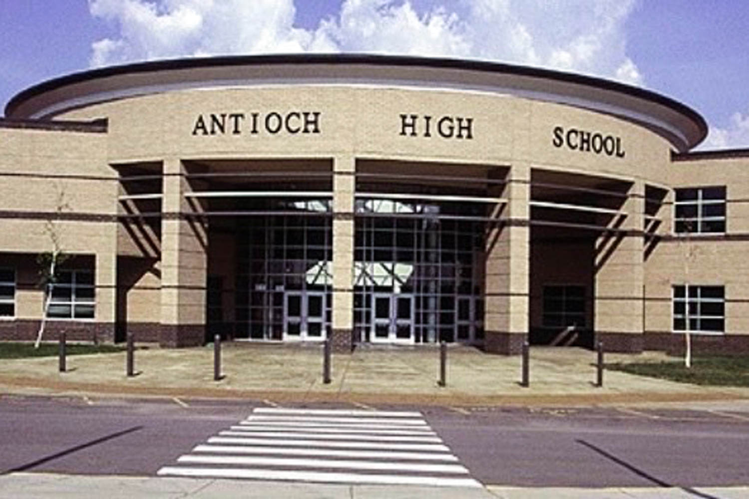 2 students shot in cafeteria at Nashville high school; suspected shooter no longer a threat