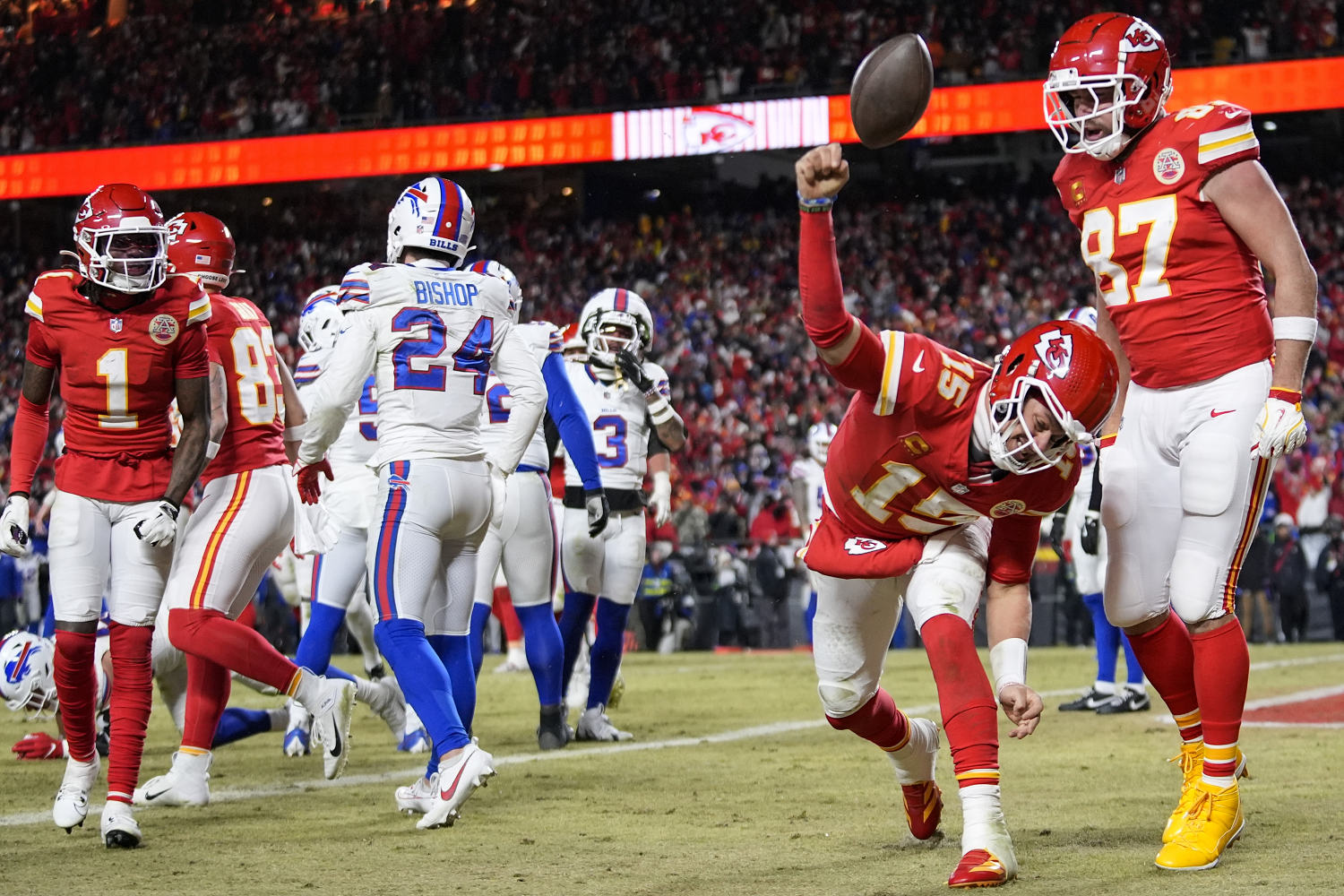 Chiefs beat the Bills 32-29, returning to Super Bowl for the third straight season