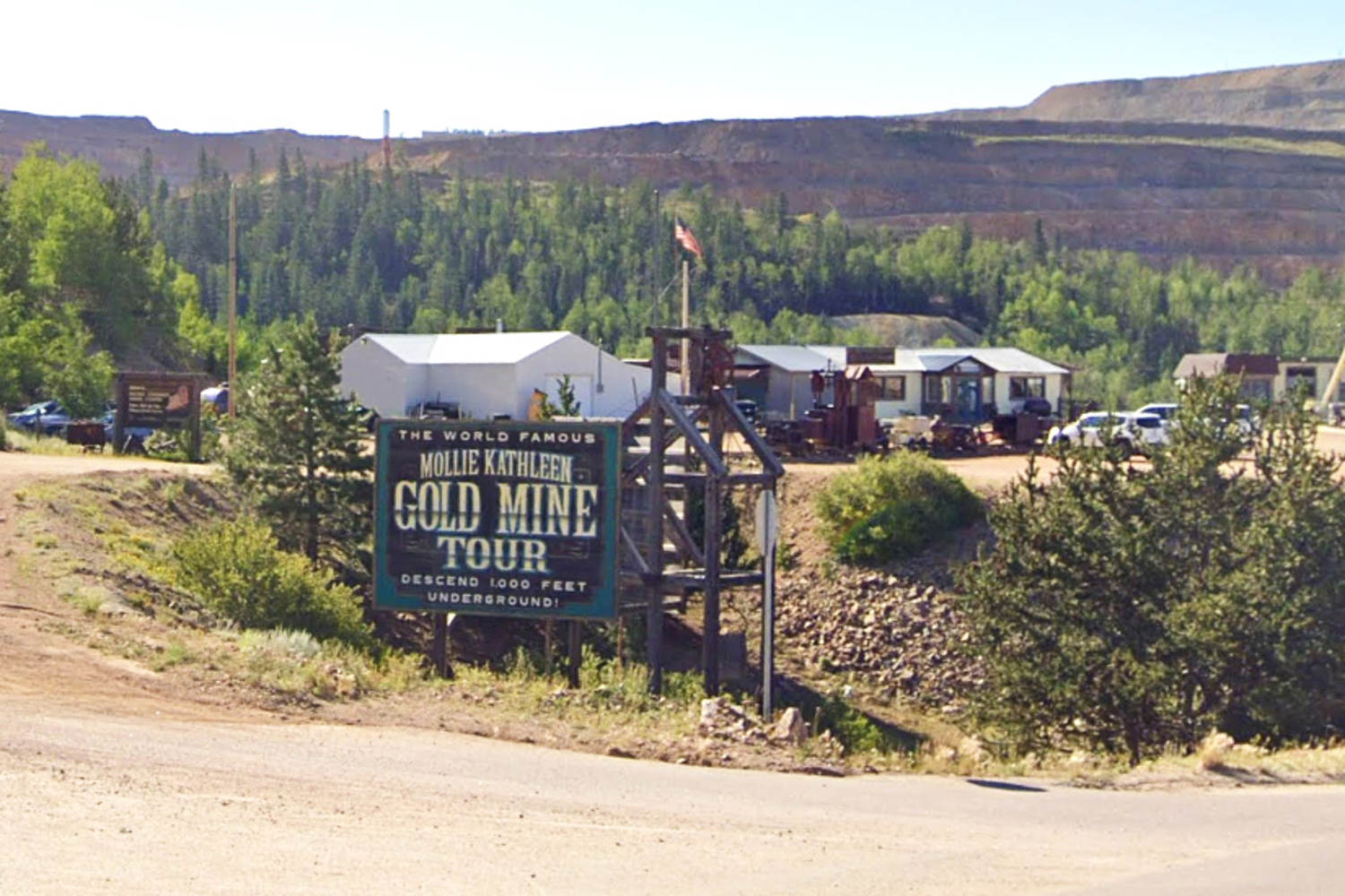 Tour guide at former Colorado gold mine fell out of elevator after apparently not latching door