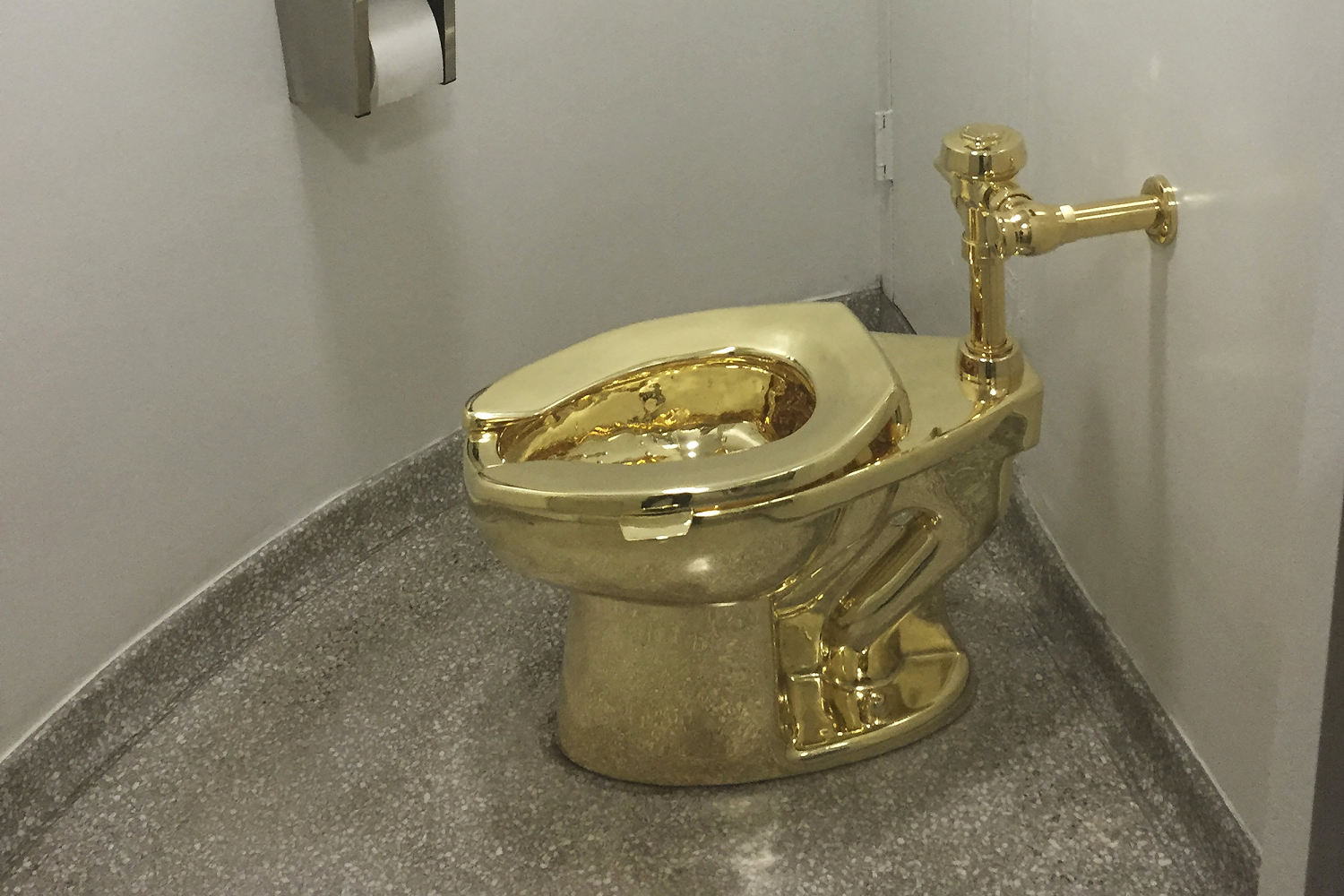 Prosecutors aim to flush out alleged golden toilet thieves in U.K. trial