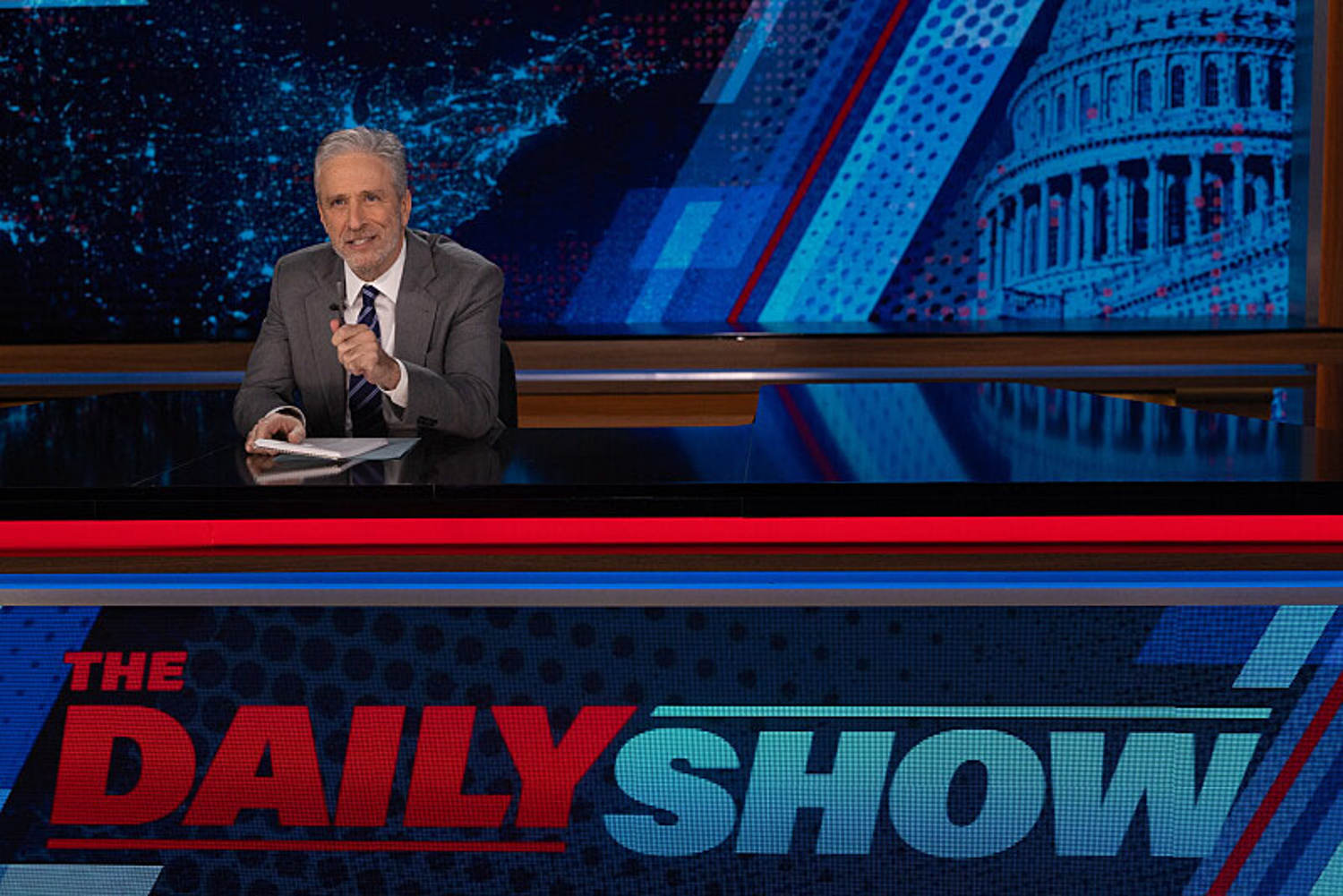 Jon Stewart cuts his hand during ‘Daily Show’ monologue: ‘I’ll be going to the hospital soon’