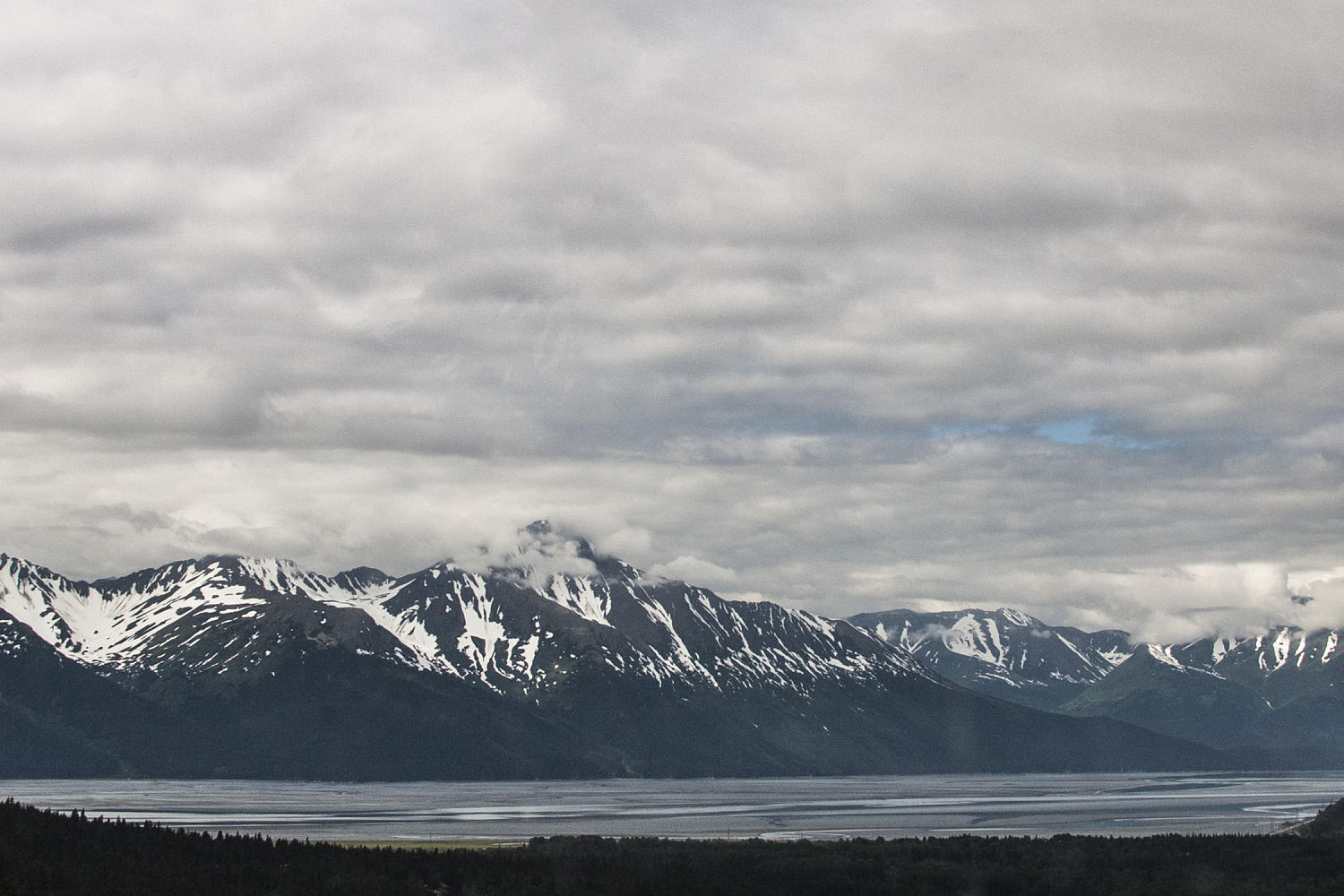 3 heli-skiers feared dead in large Alaska avalanche