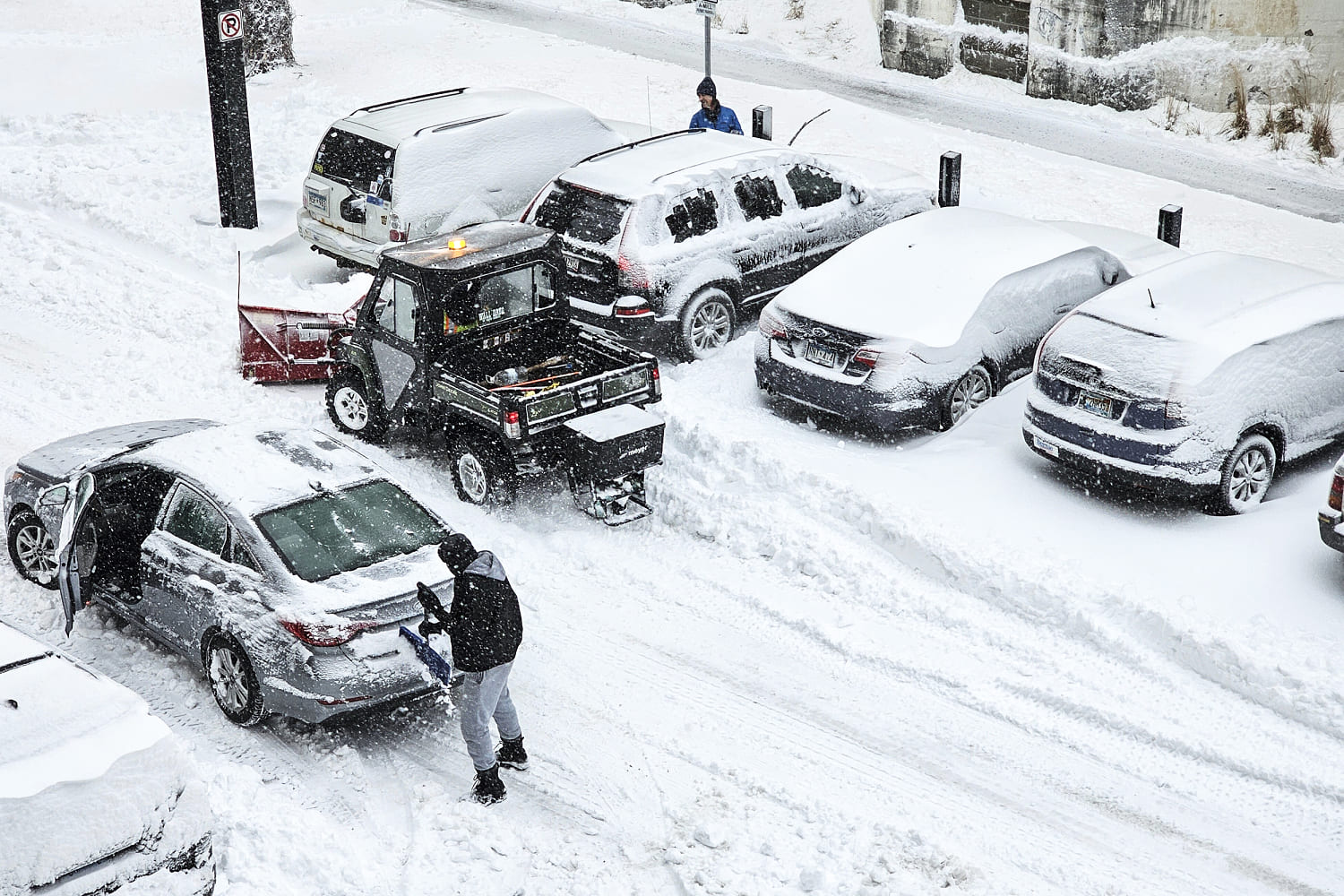 Blizzards, strong winds hit Midwest as East Coast prepares for storms