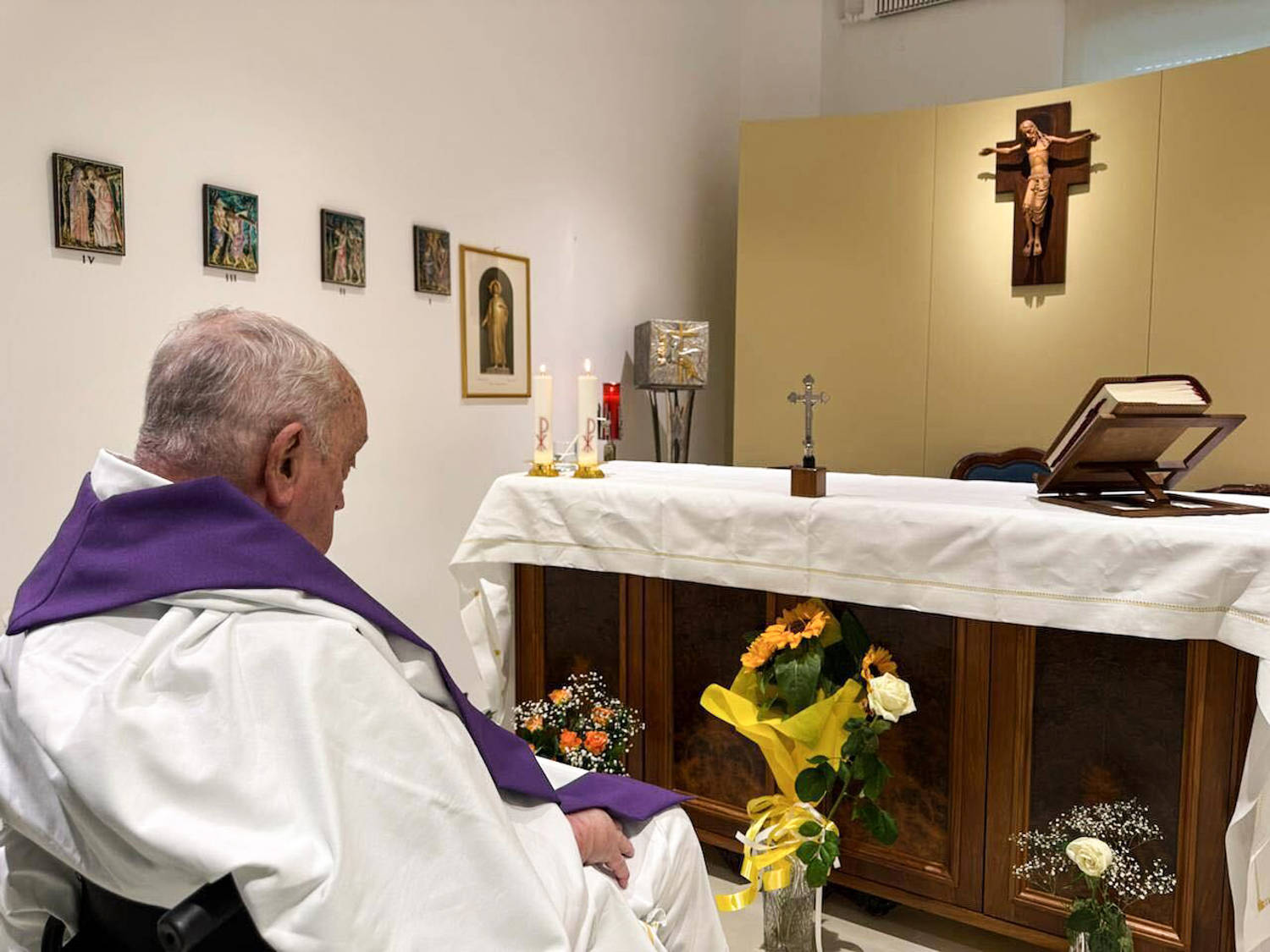 Pope Francis photographed for first time since hospitalization