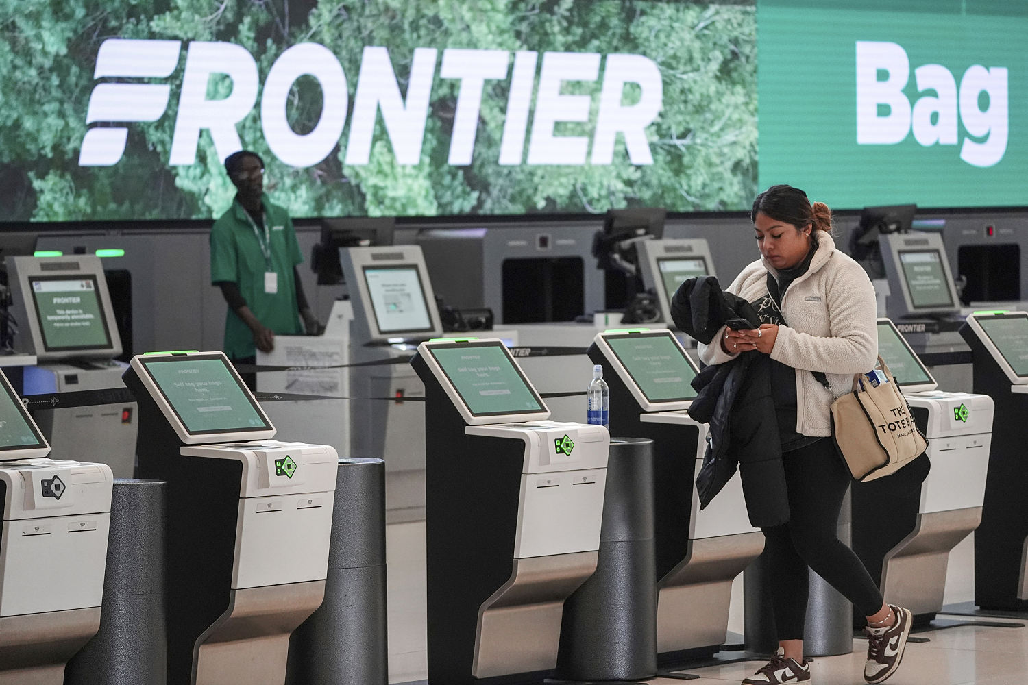 Frontier Airlines offers free checked bags promotion in swipe at Southwest